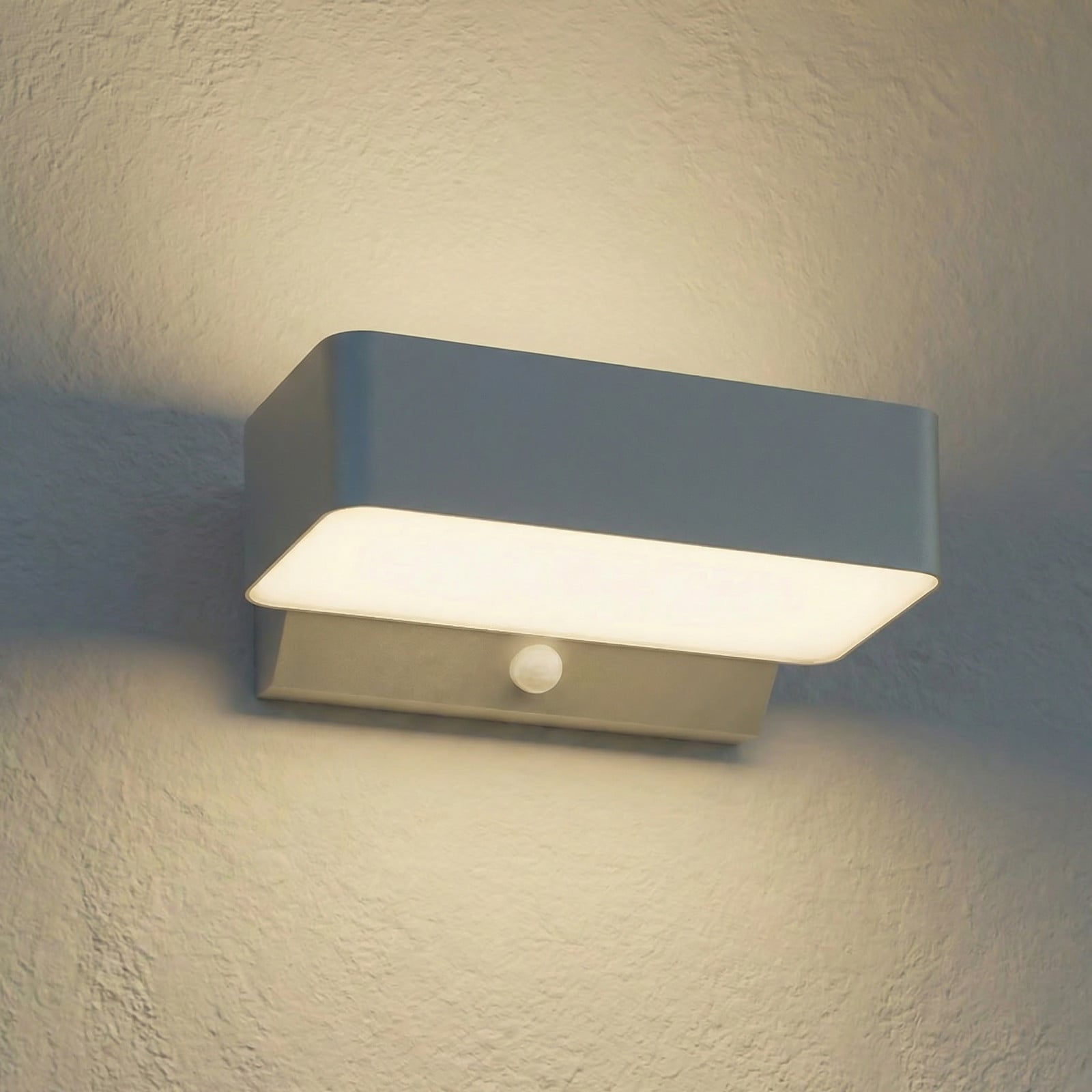 Fando LED-utomhusv&auml;gglampa, silver, 22,5 cm, sensor, IP44 &ndash; Lindby - Aluminium - Vinklad