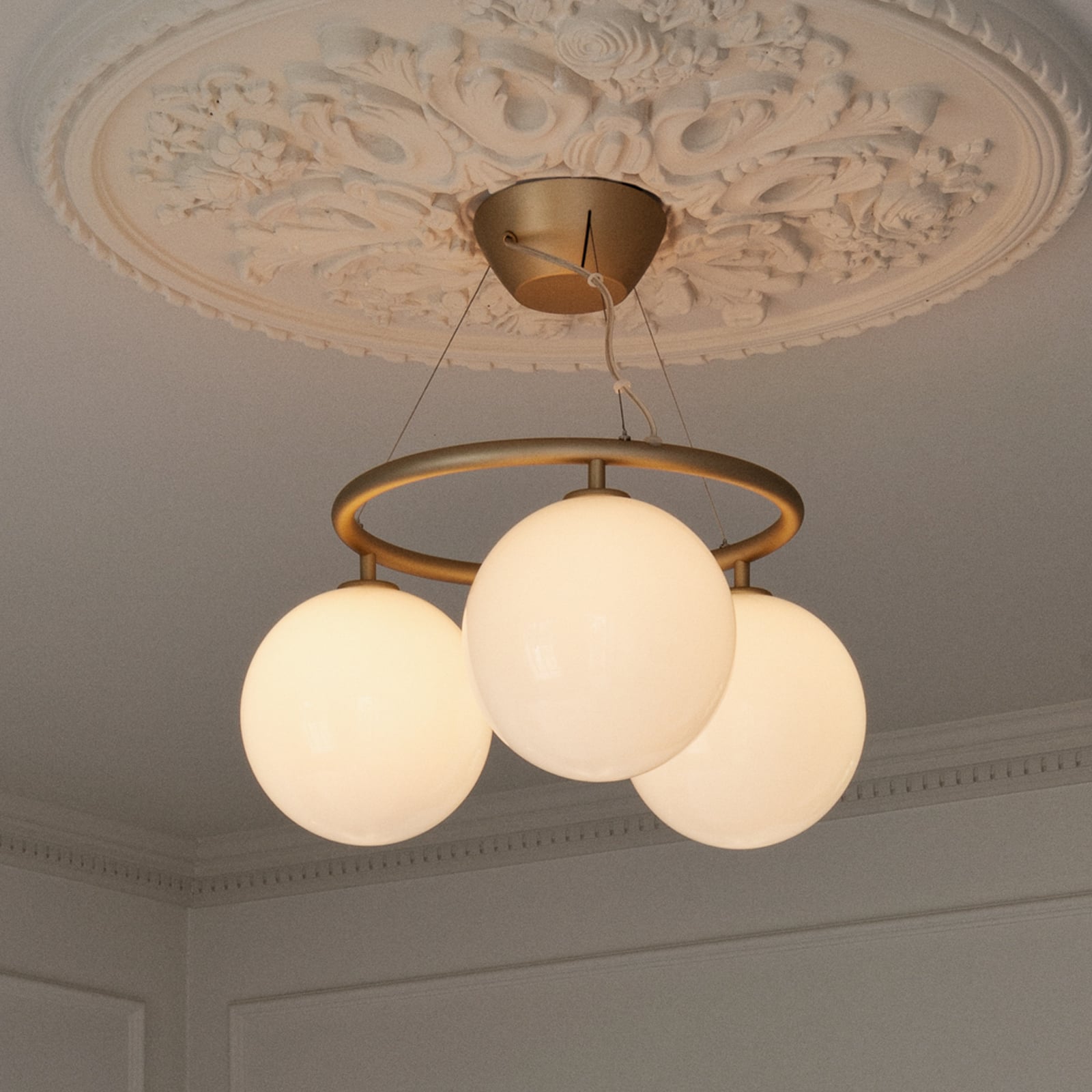 Miira 3 kattokruunu Circular, messinki/opaalilasi, Ø 54 cm - Nuura