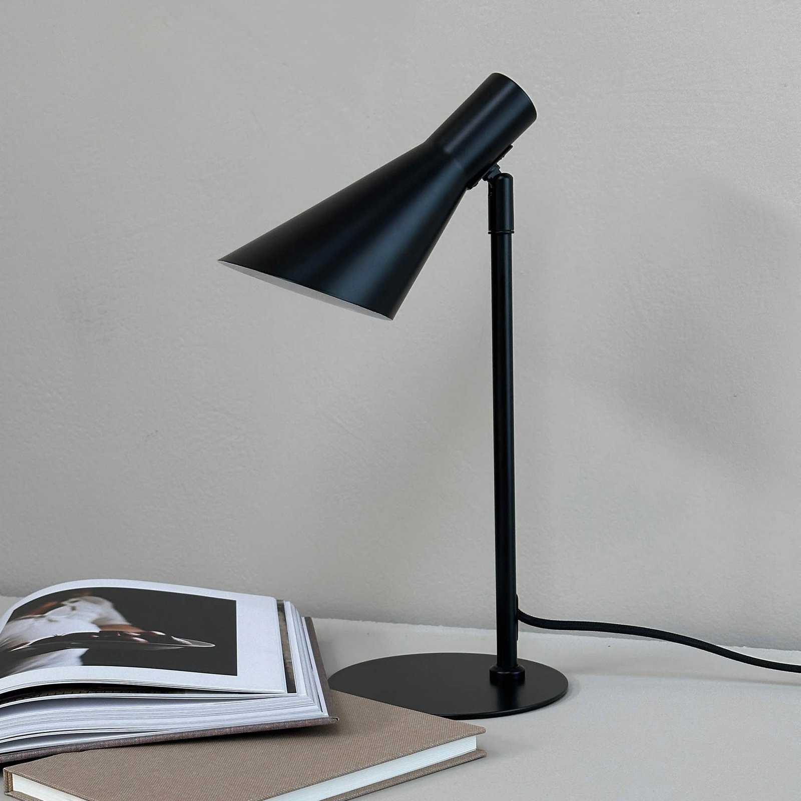 Stolná lampa Dyberg Larsen DL12, čierna, výška 39,5 cm, kov