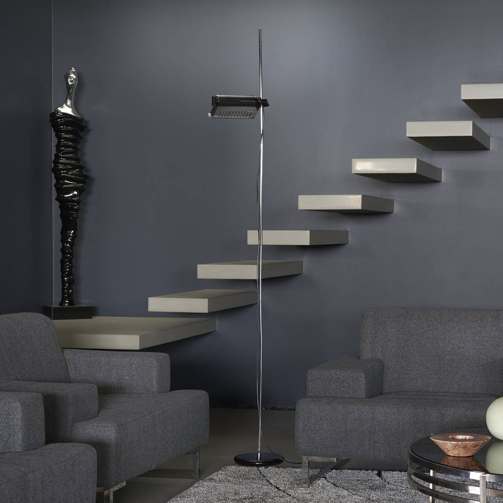 Oluce Lampa stojąca LED Colombo, czarny/chrom, metal