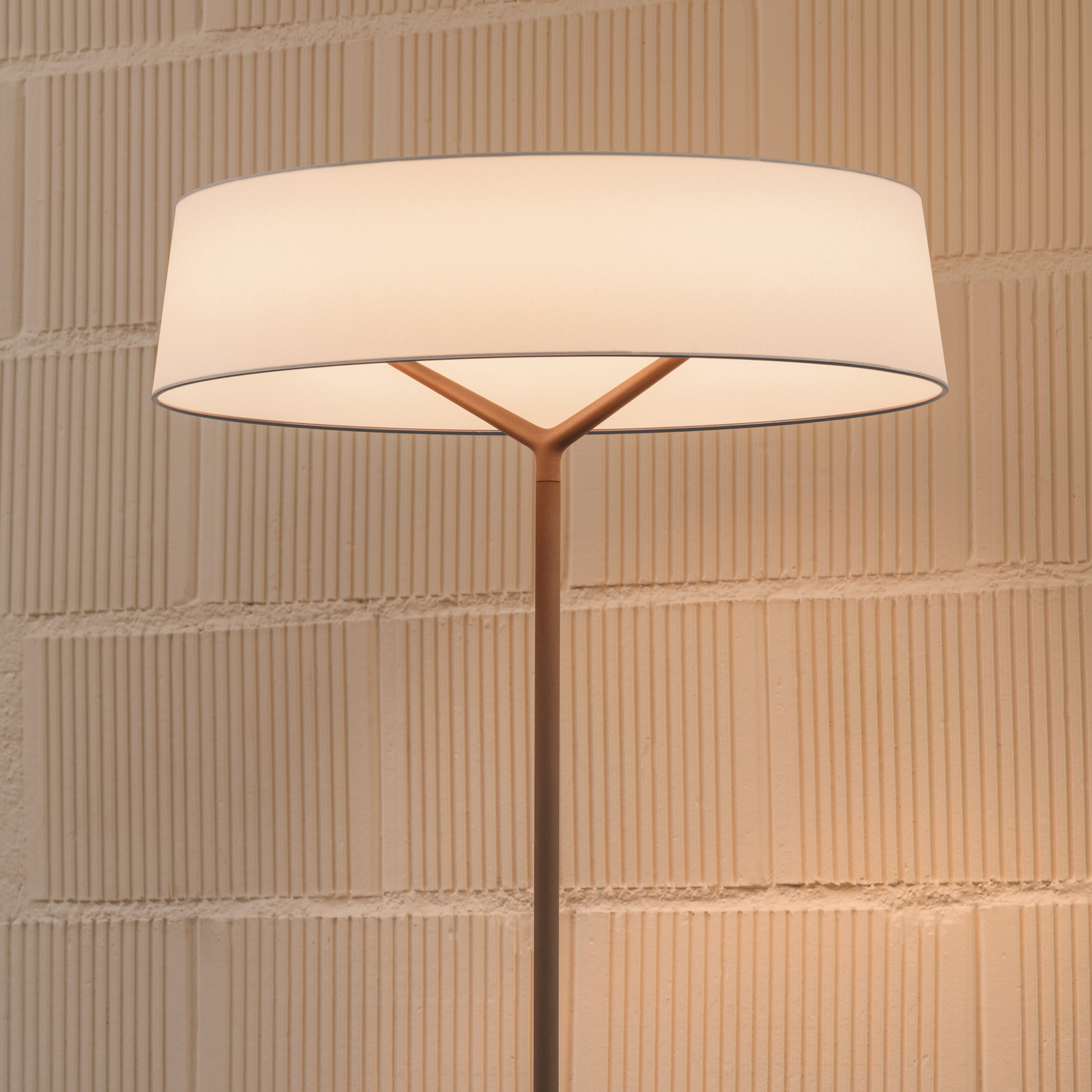 Vibia LED-stoječa svetilka DAMA, bež, višina 140 cm papir/kovina