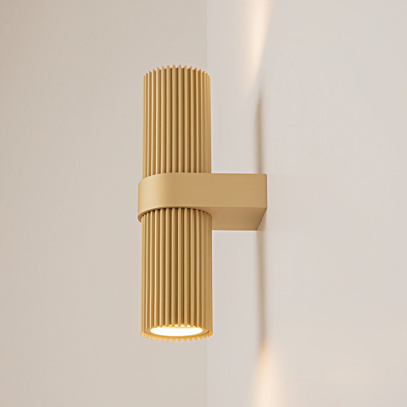 Aplique de Pared DYNAMICS, color dorado, altura 23 cm, metal arriba/abajo Aplique de Pared DYNAMICS, color dorado, altura 23 cm, metal arriba/abajo