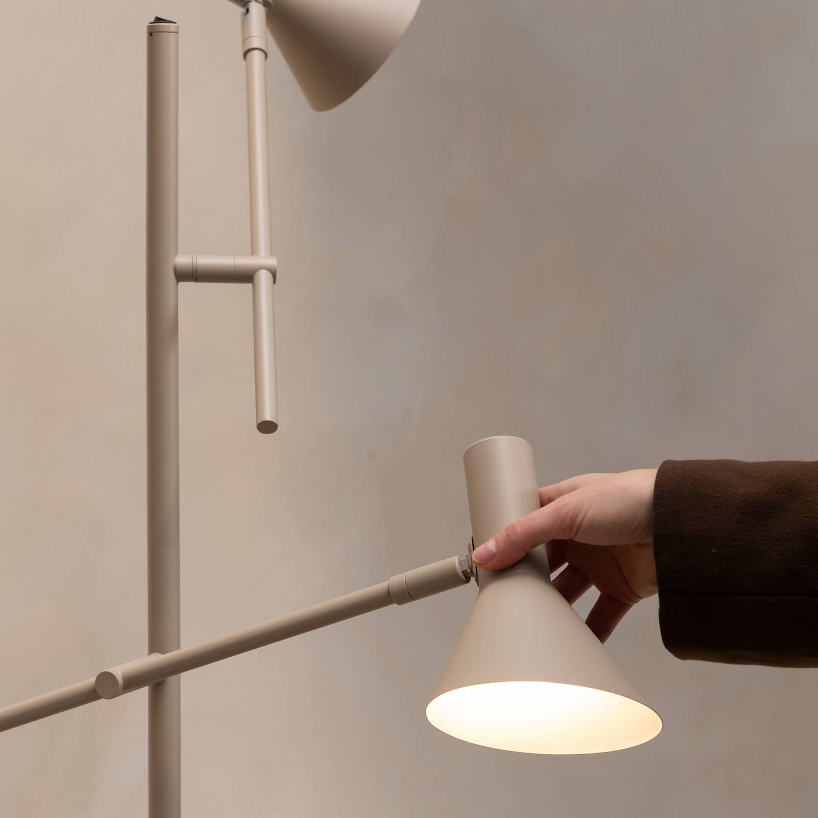 IT'S ABOUT ROMI lampa podłogowa Izmir, kolor piaskowy, 3-punktowa