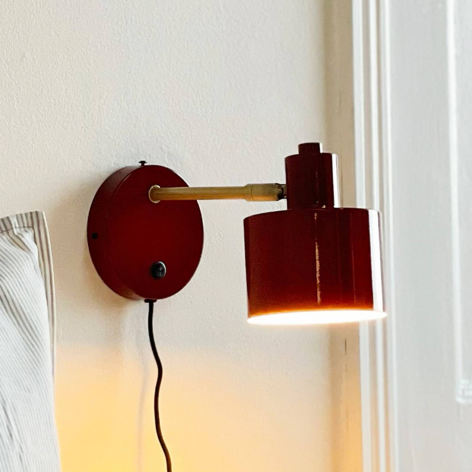 Applique murale Dyberg Larsen Ocean, rouge foncé, saillie 30 cm
