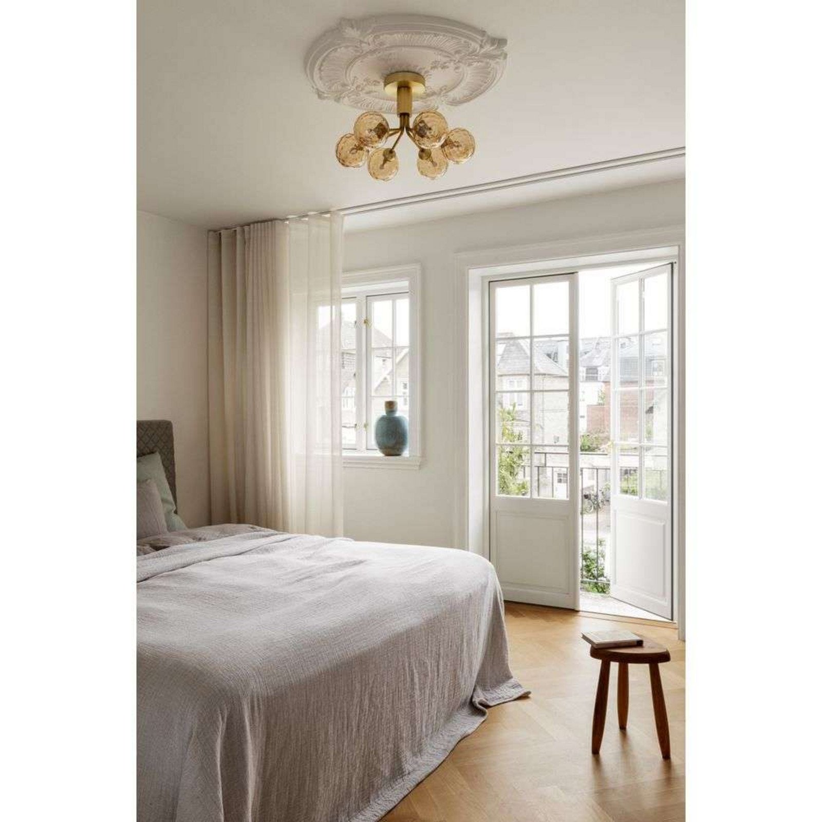 Nuura Aps Nuura Plafonieră Apiales 6 Ø 50 cm culoare alamă/auriu - Camera de zi / sufragerie - Scandinavă - alamă opal - Sticlă