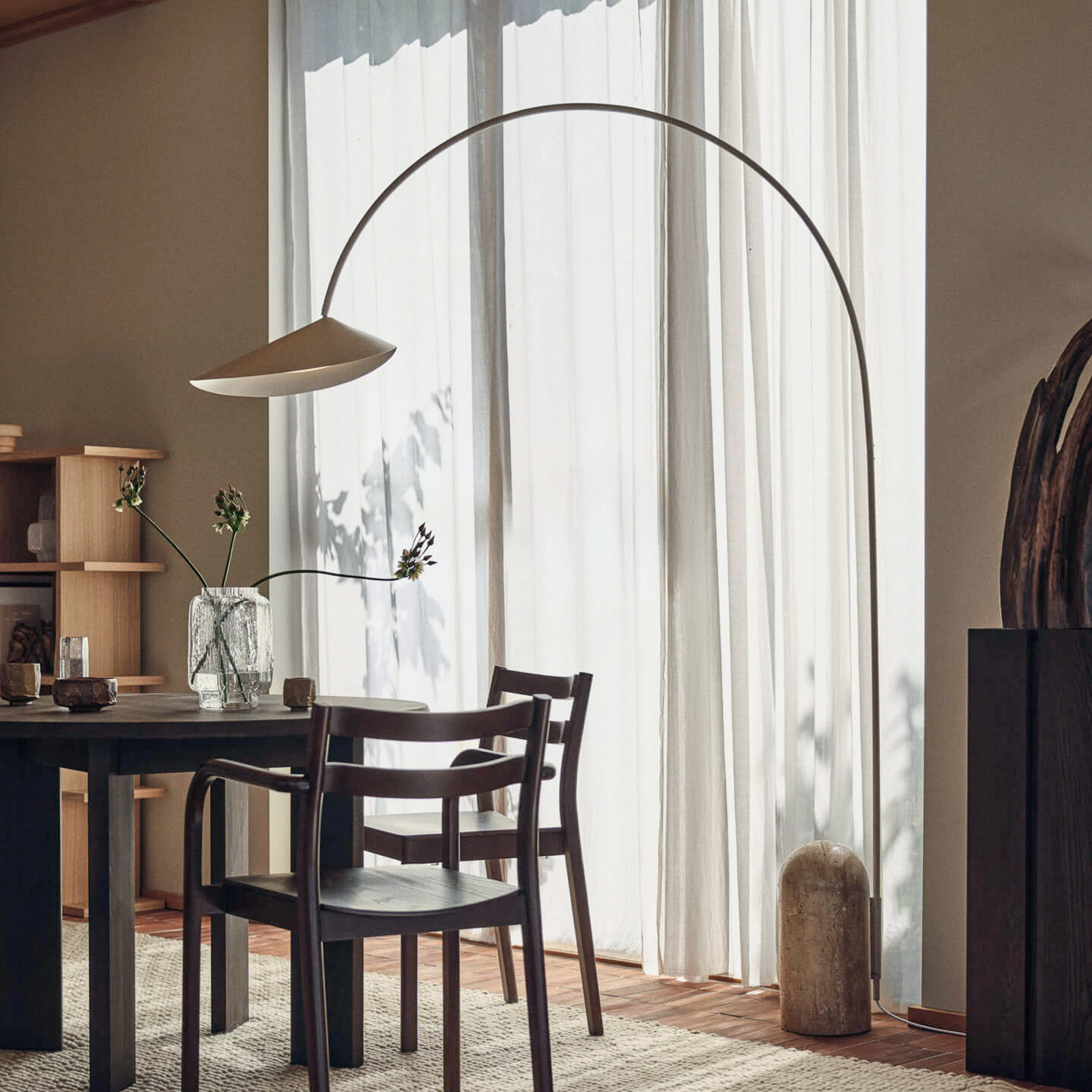 Lampadaire Arum, cachemire, métal/travertin, 205 cm - ferm LIVING Lampadaire Arum, cachemire, métal/travertin, 205 cm - ferm LIVING