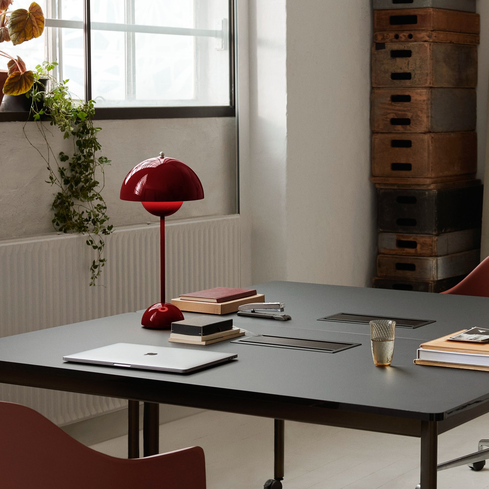 Stolová lampa Flowerpot VP3 Vermilion Red - &Tradition