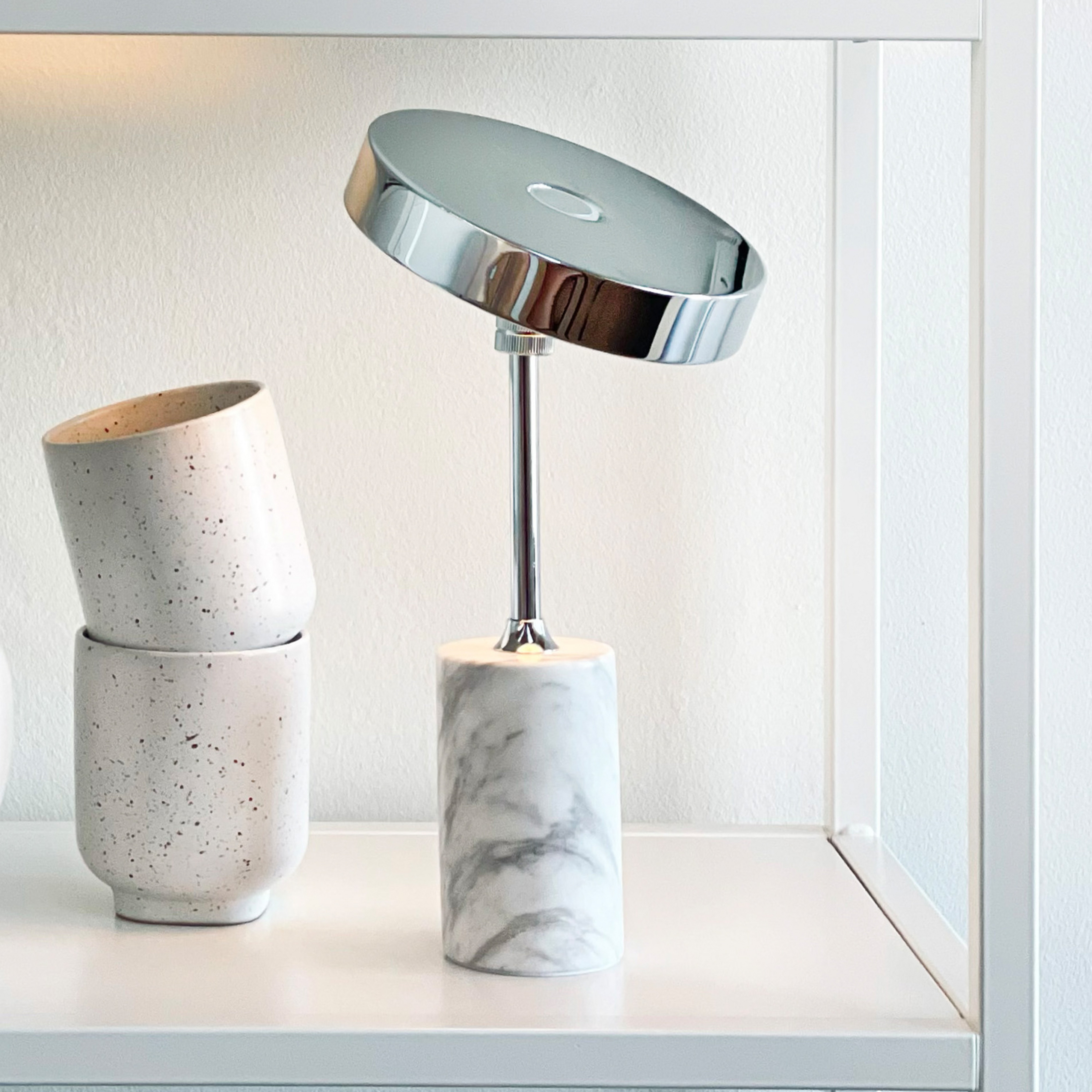 Dyberg Larsen Lampada LED da tavolo a batteria Starlight, cromo/bianco