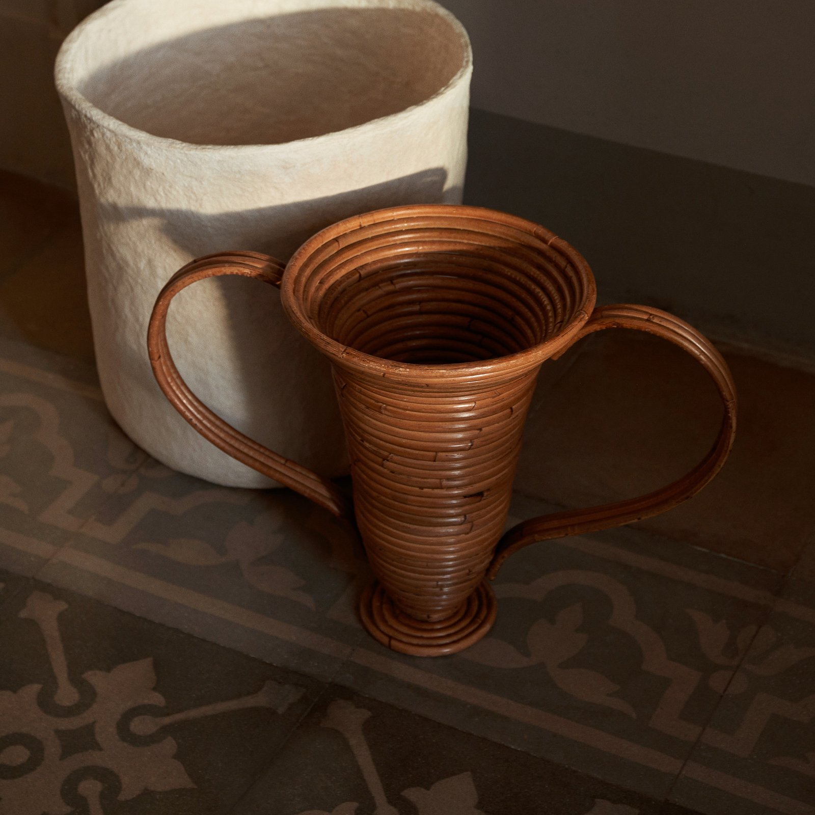 ferm LIVING Váza Amphora, ratan, tkaná, výška 30 cm