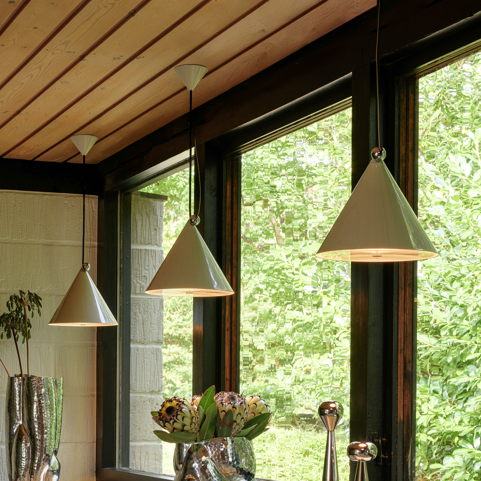 Candeeiro suspenso LED Pose da Tom Dixon, cinzento-bege, Ø 25 cm, aço regulável