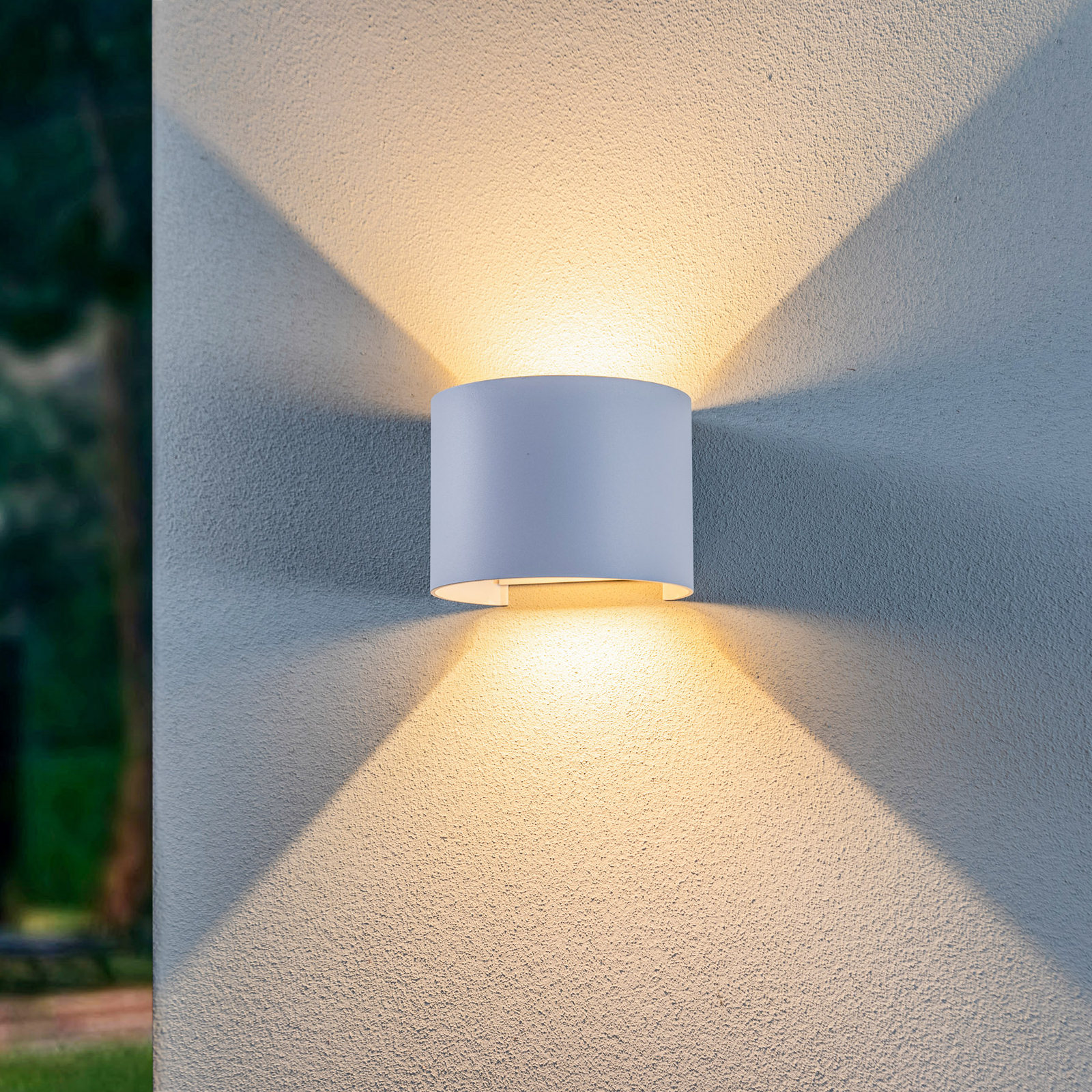 Aplique LED de exterior Lindby Nivar, redondo, blanco, metal