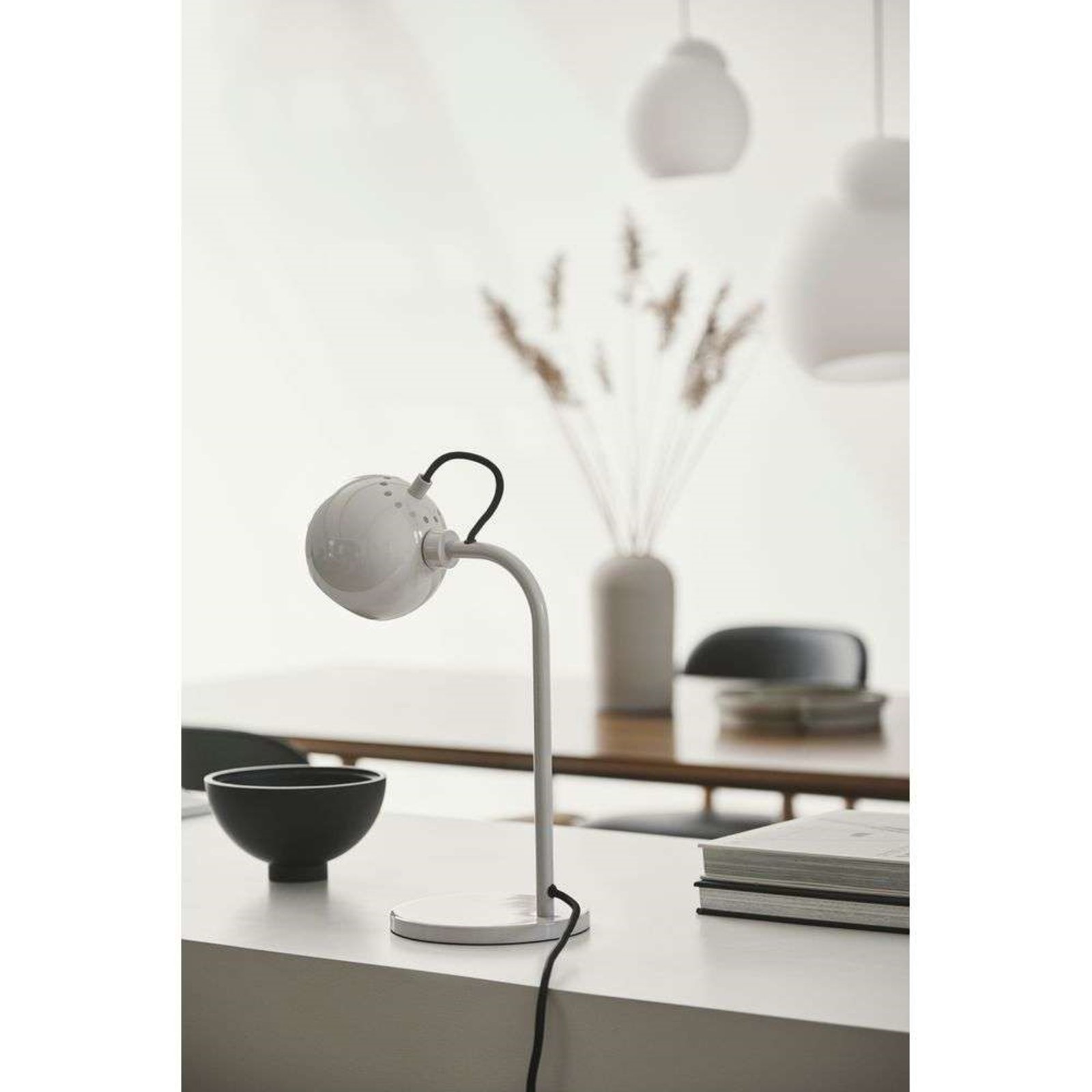 Ball Candeeiro de Mesa Glossy Warm Grey - Frandsen