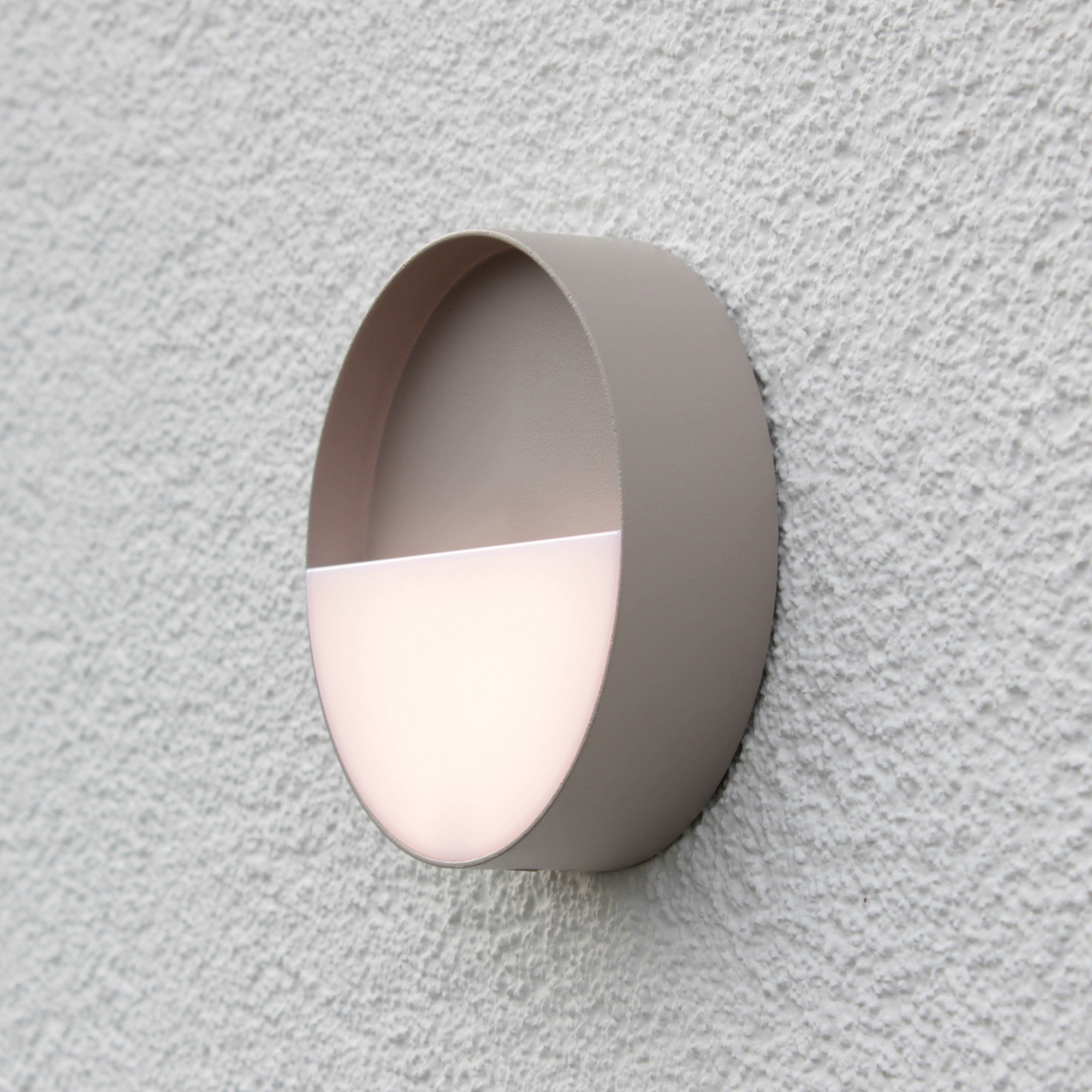 Akumulatorowy kinkiet zewnętrzny Meg LED, kolor piaskowy, Ø 15 cm