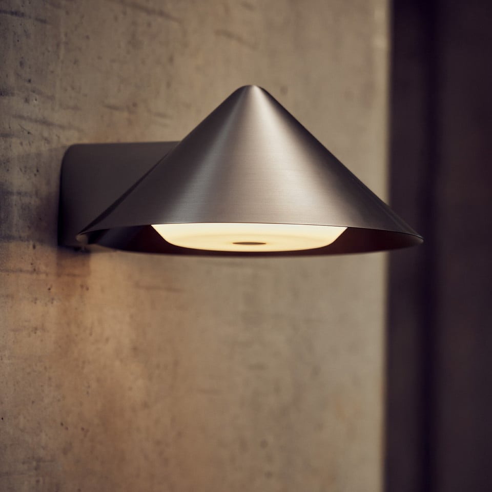 Frandsen LED-batteridriven vägglampa Grasp, metallisk från Frandsen