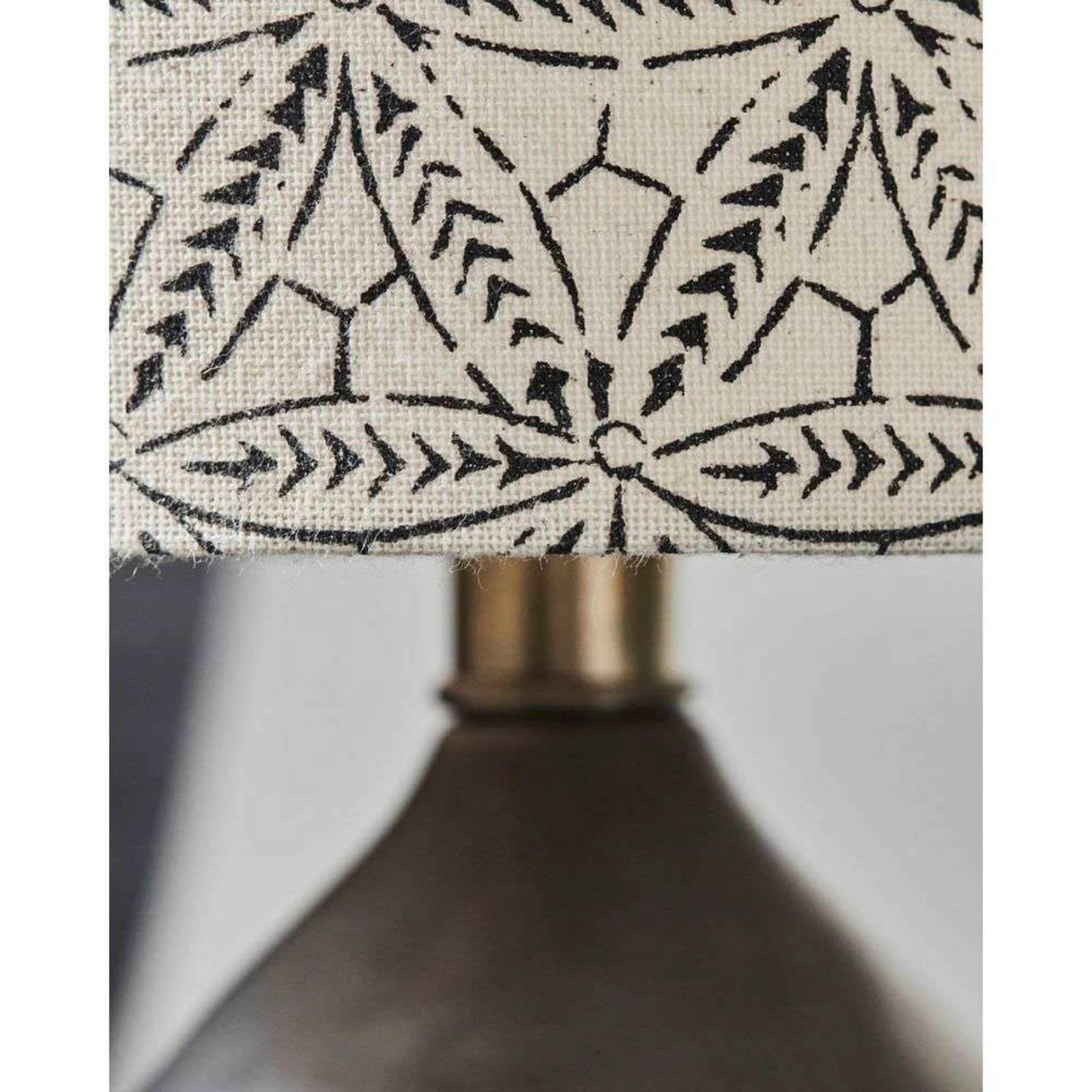 Flores Bordslampa Svart House Doctor - Vardagsrum - Vintage / retro - Tyg / textil | Produkter - Bordslampor | Lampspecialisterna