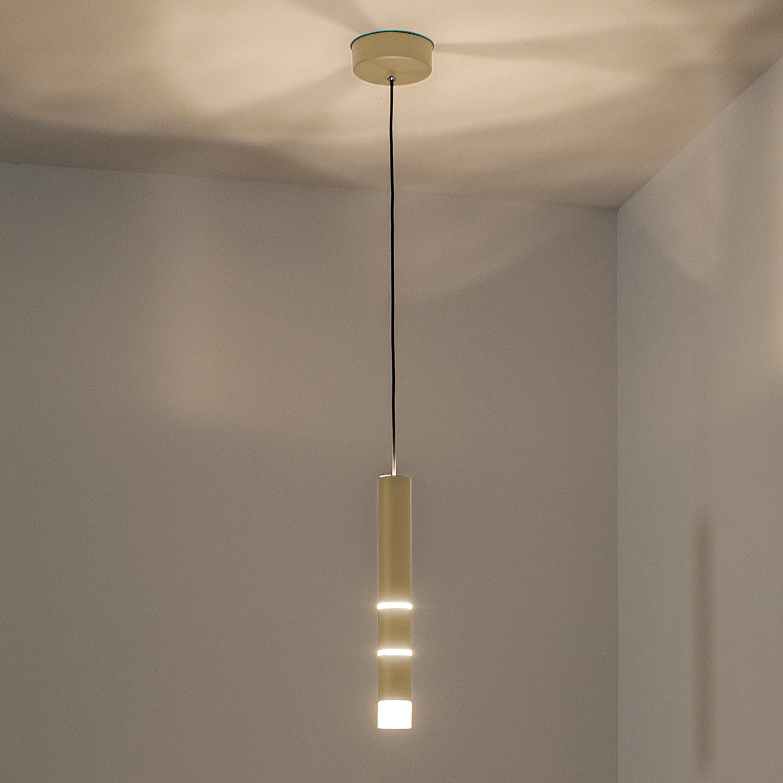 PURE Vega LED függő lámpa, egy henger, sárgaréz