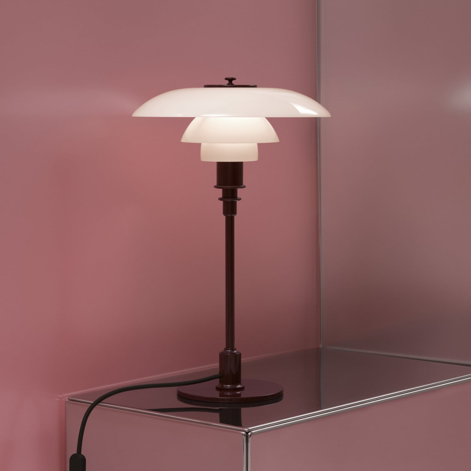 PH 3/2 pöytälamppu, kiiltävä viininpunainen, Ø 28 cm – Louis Poulsen PH 3/2 pöytälamppu, kiiltävä viininpunainen, Ø 28 cm – Louis Poulsen
