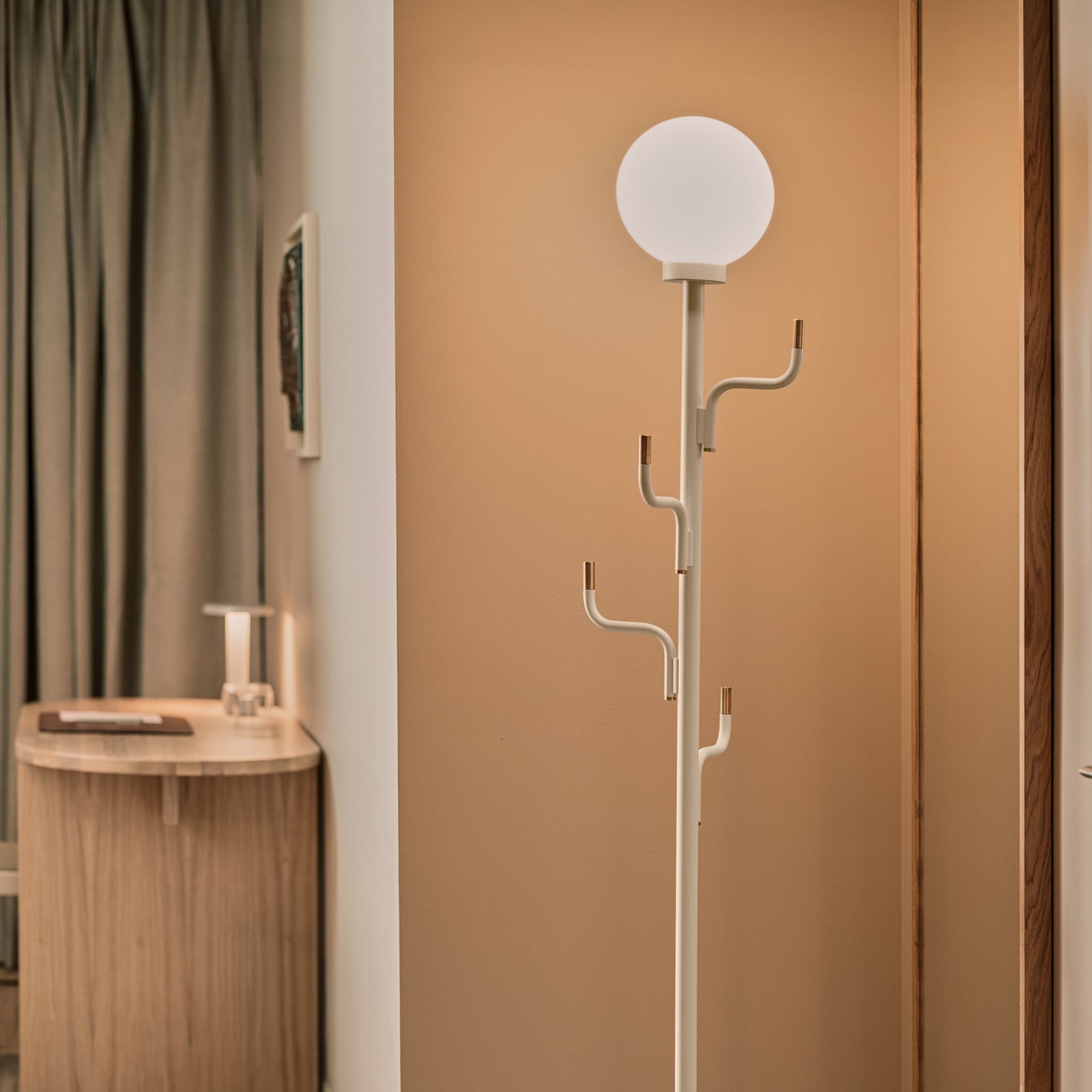 Silhouette Stand 01 – maavalaisin, valkoinen, 185 cm – Swedish Ninja Forming Function - Olohuone - Design - Metalli - Yksilamppuinen