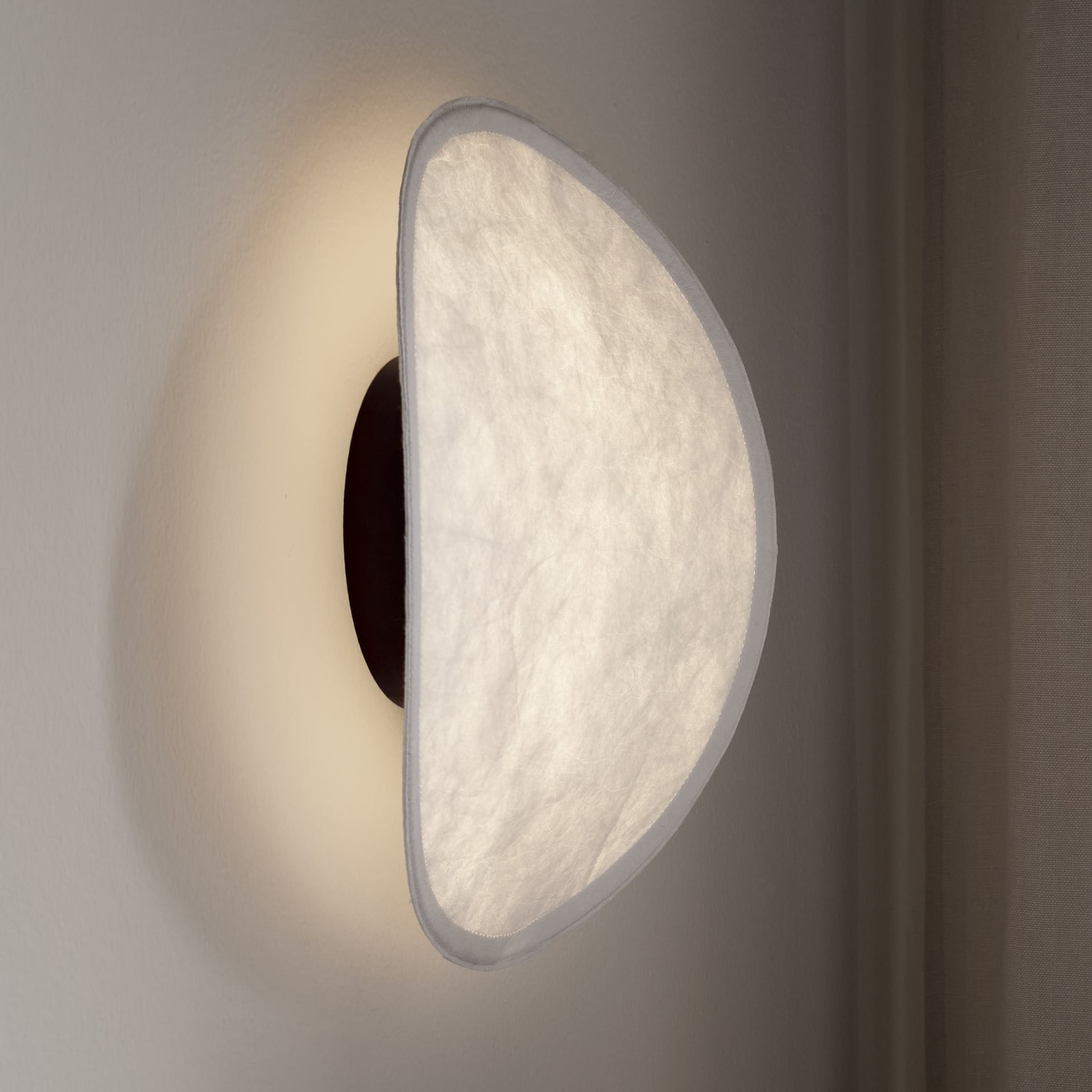 New Works LED-Wandleuchte Tense, Ø 35 cm, Vlies, Aluminium