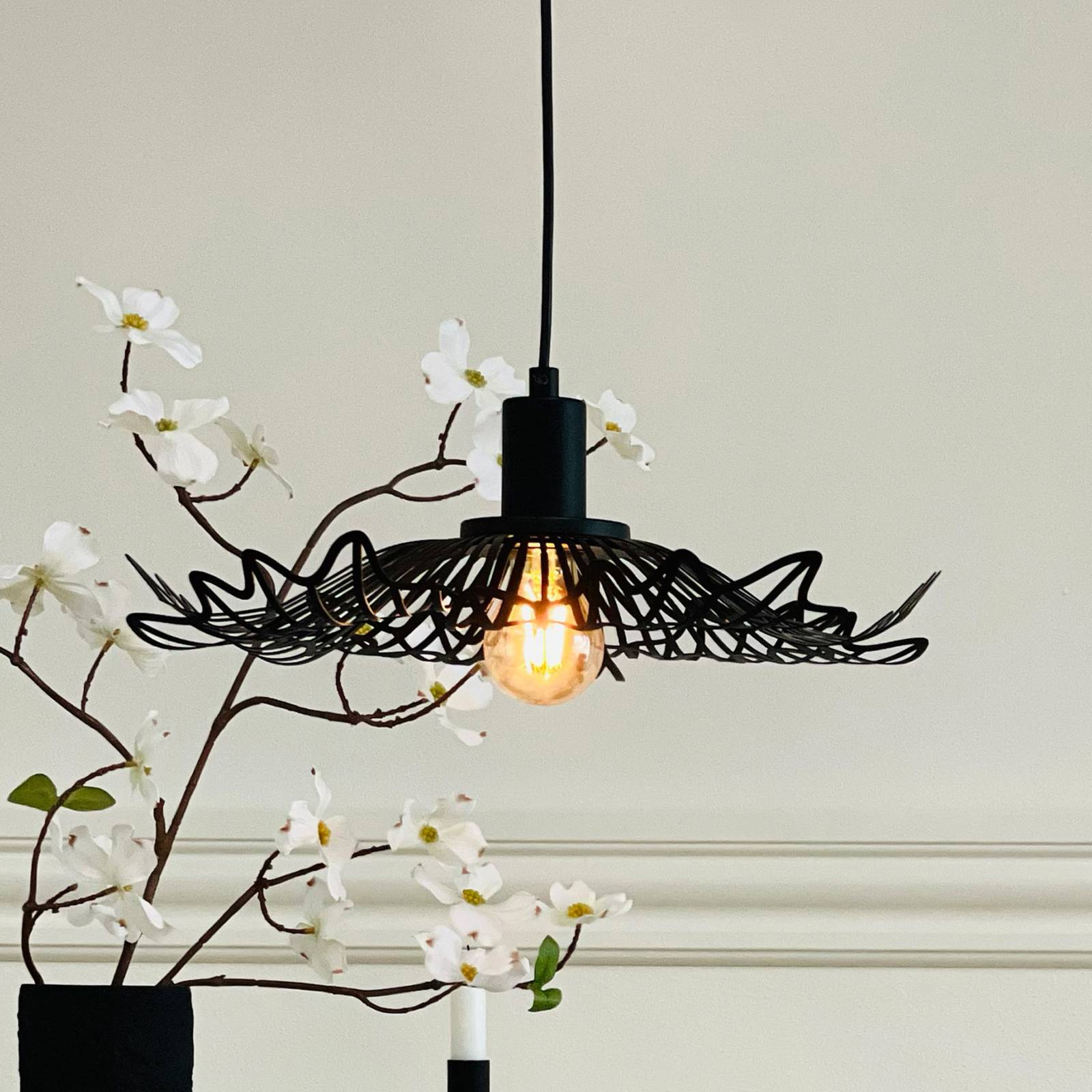 Dyberg Larsen Żyrandol Flora, czarny matowy, Ø 40 cm metal