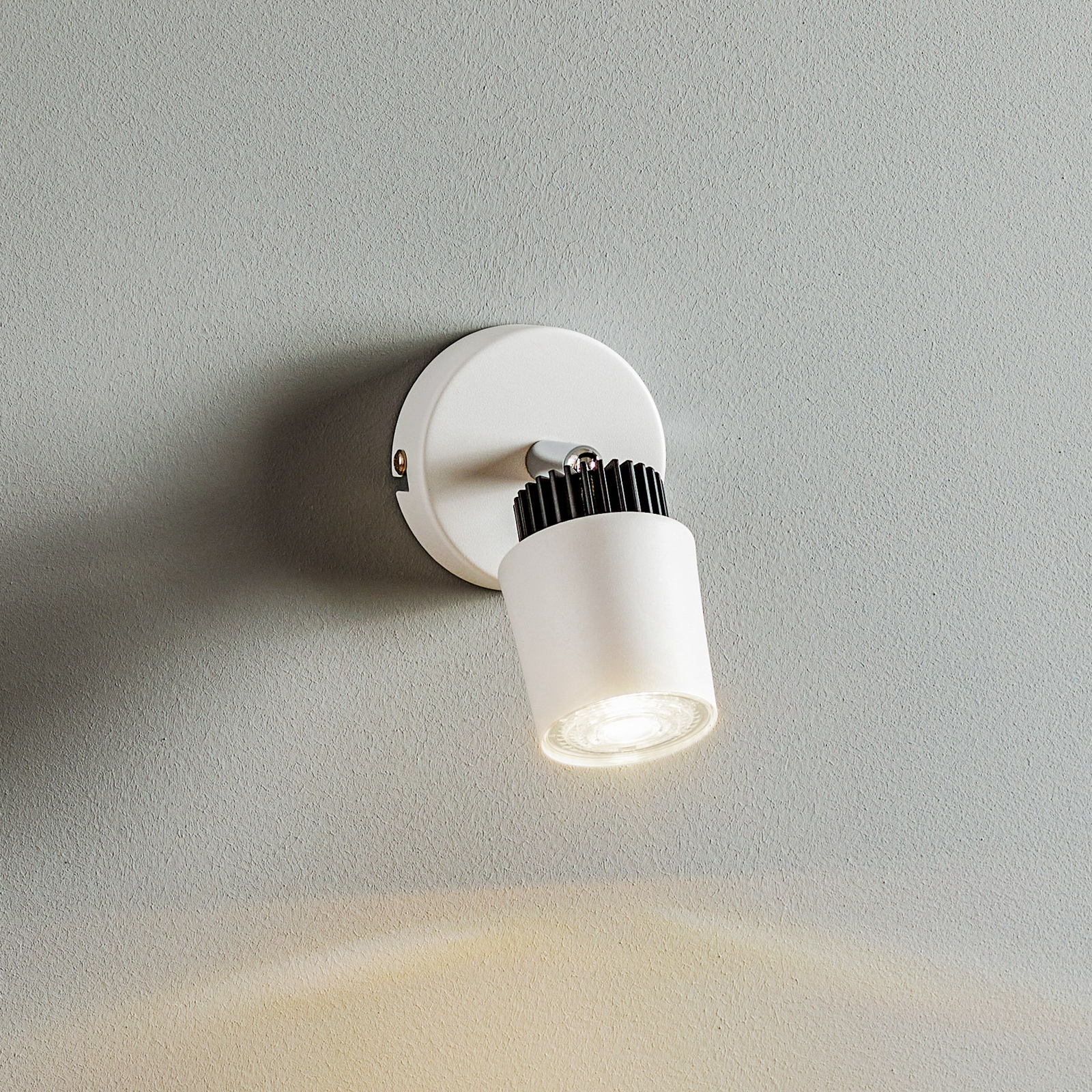 Tec wall spotlight in white, one-bulb