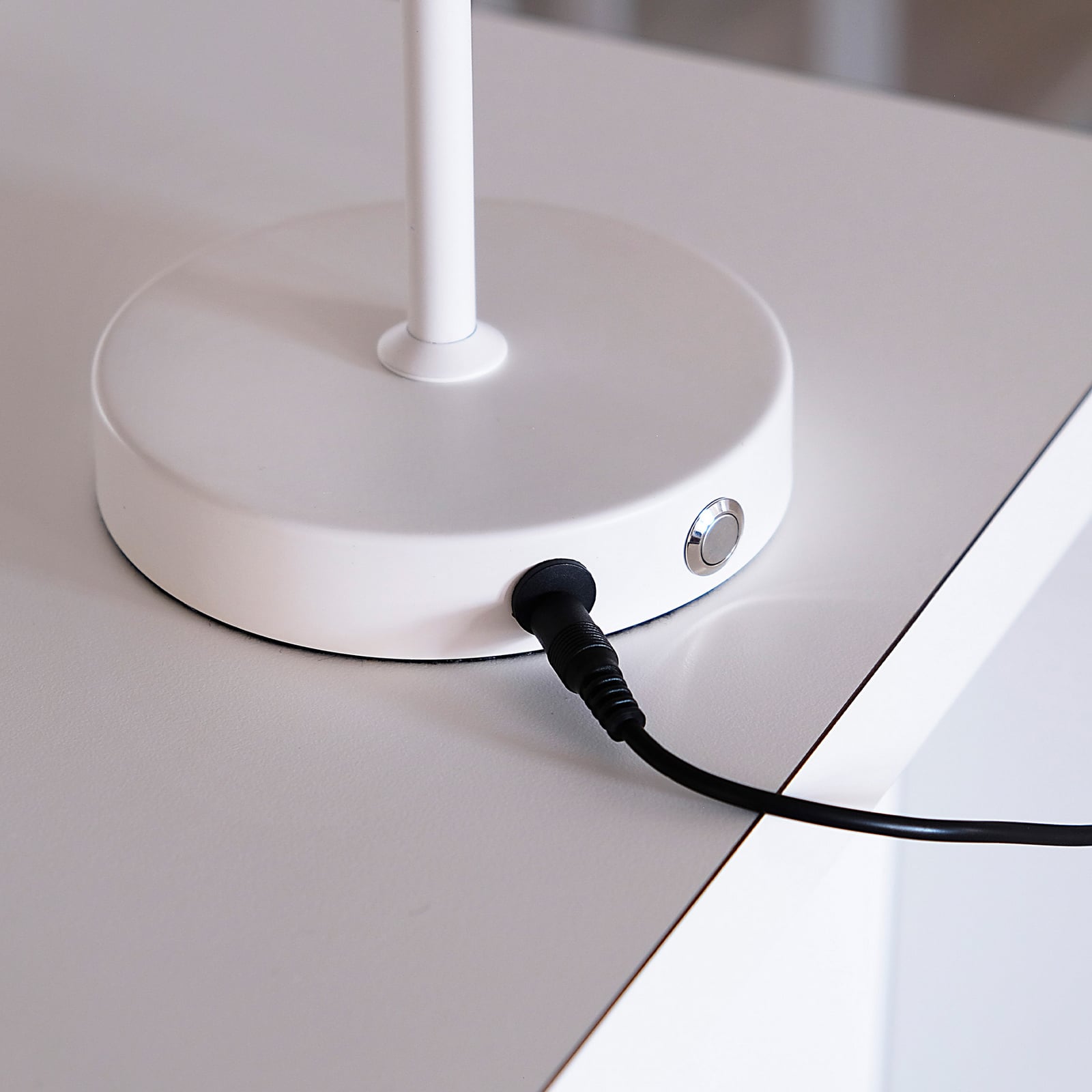 Prenosiva LED stolna lampa na punjivu bateriju Stockholm, bijela - Dyberg Larsen