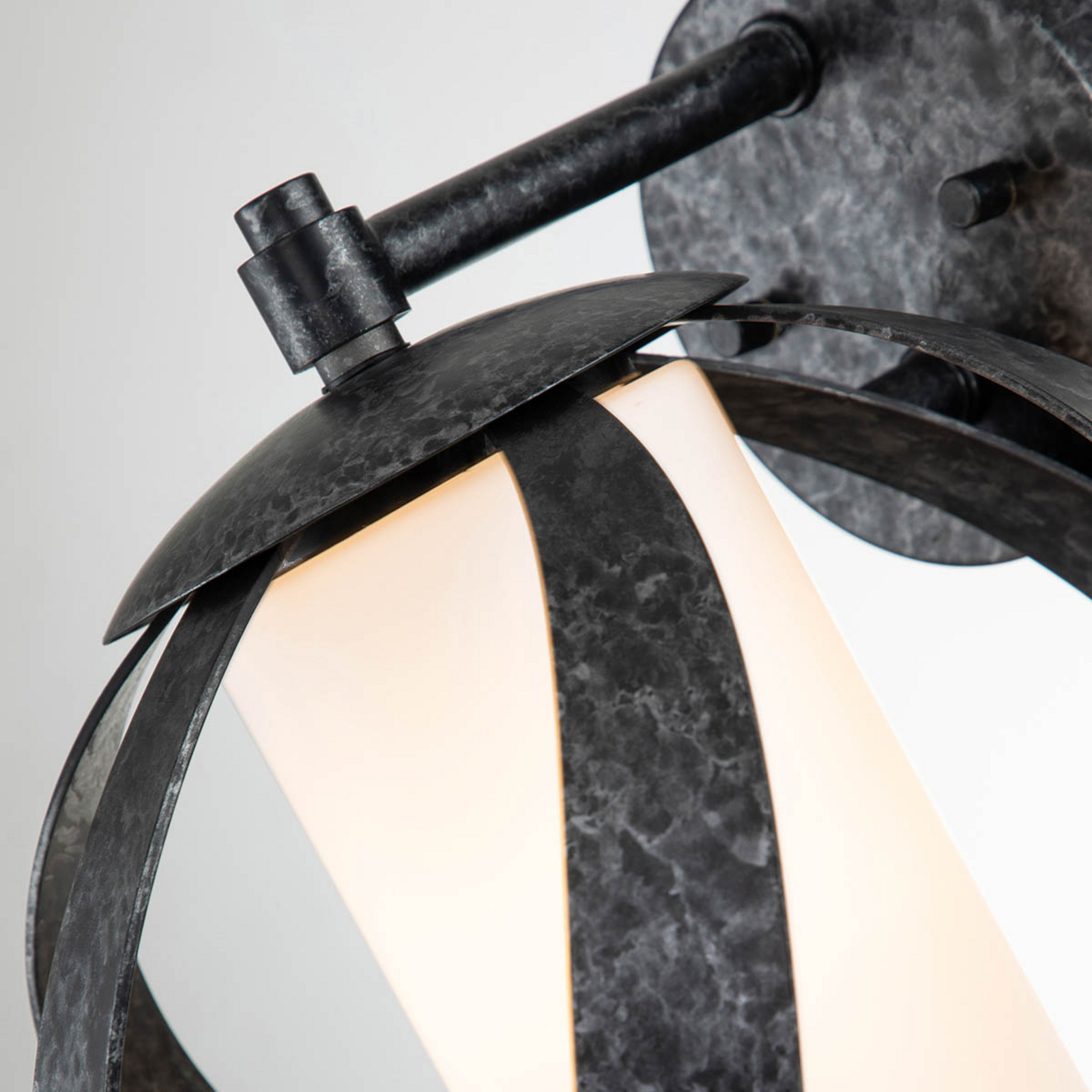 Nástenné svetlo Blacksmith, čierna/biela, 1-pl., IP44 – Elstead