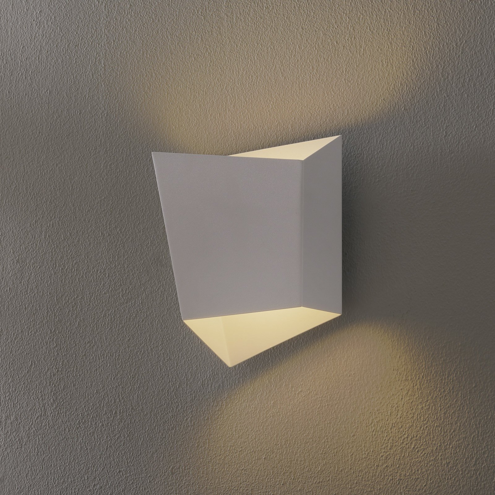 Asimetric wall light made of steel