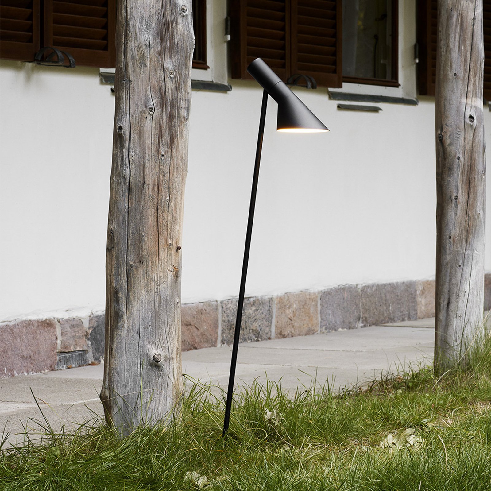 AJ Garden Long Garden Lamp 2700K Base Black - Louis Poulsen
