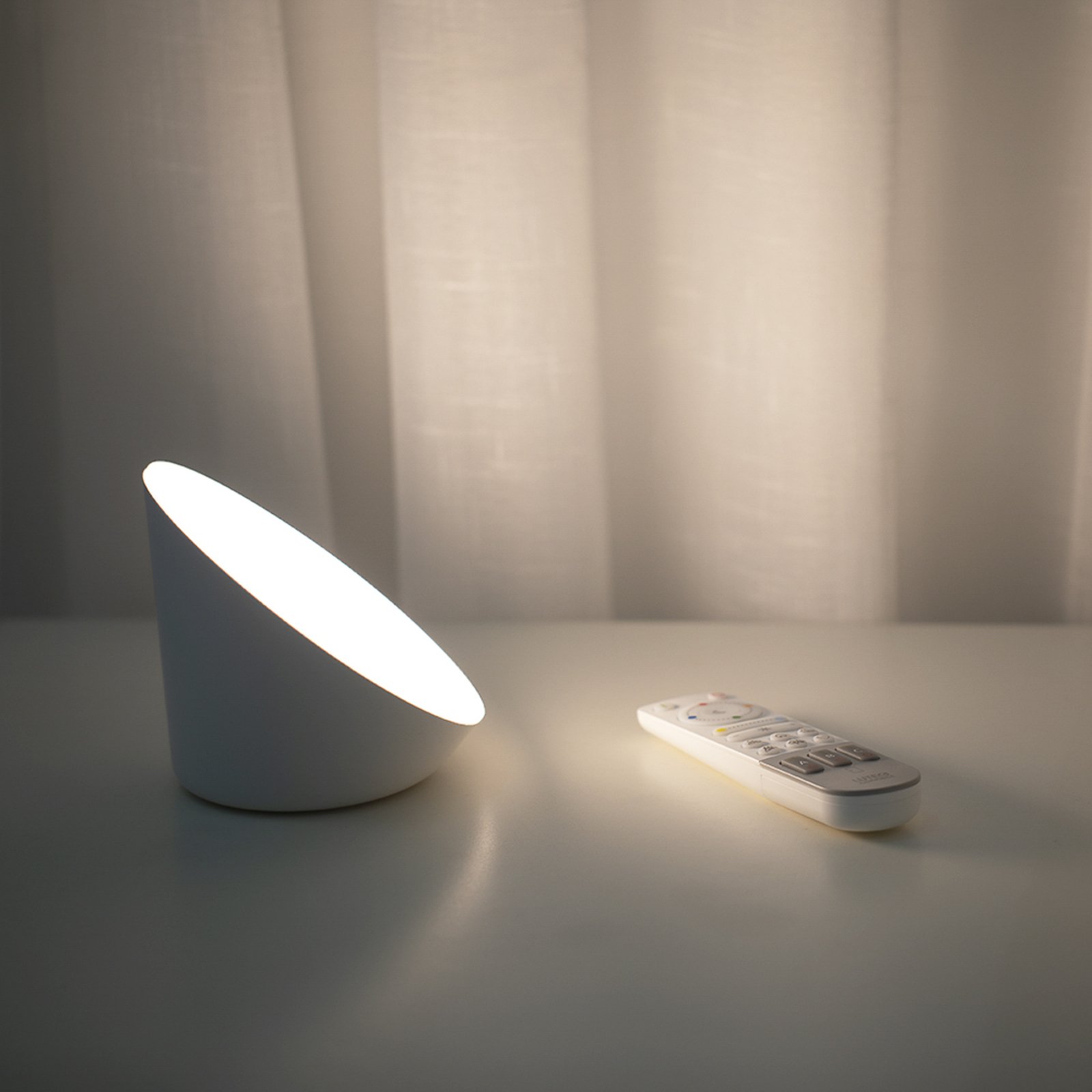 Lampada LED da tavolo Piala con cambio colori RGBW