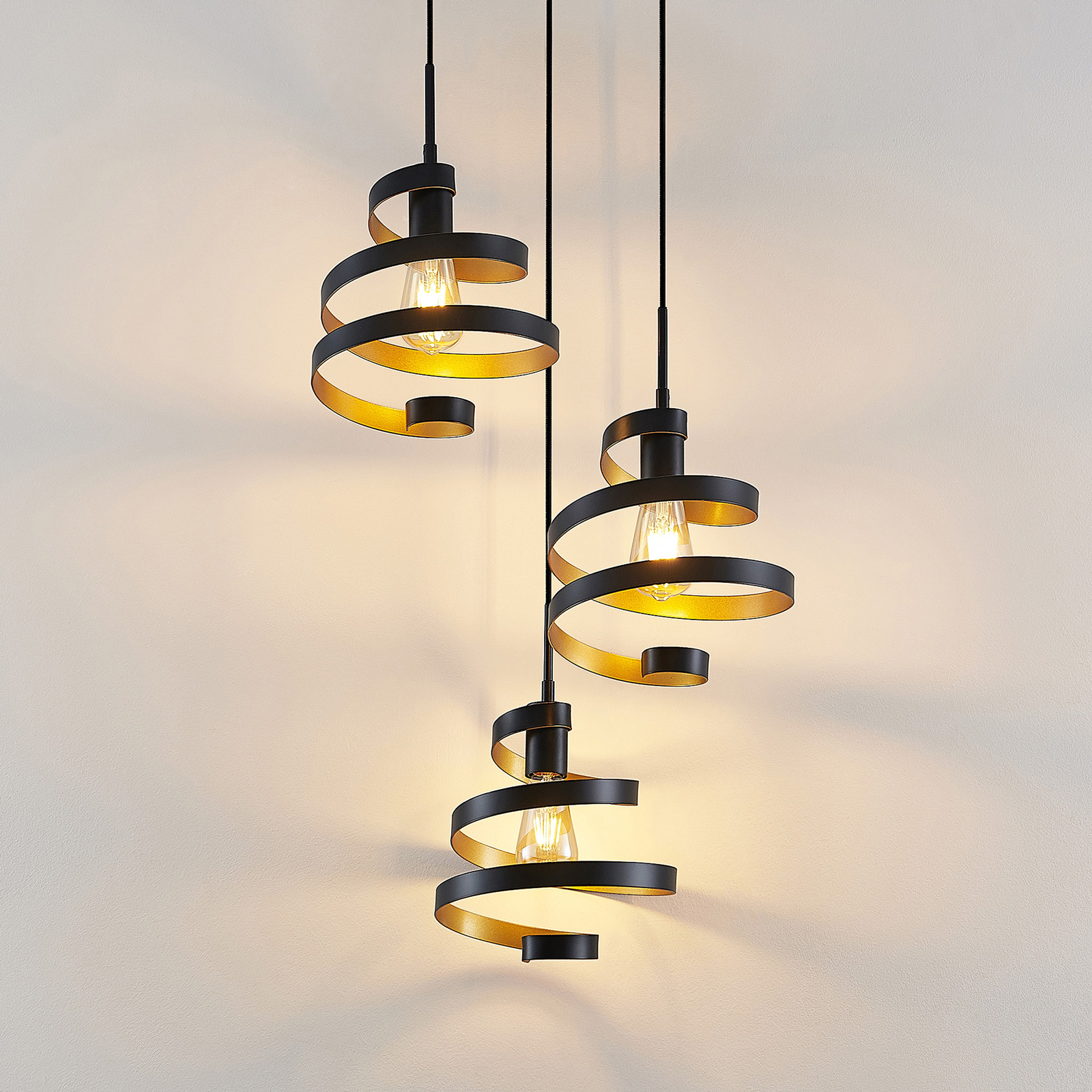 Lindby Colten hanging light, 3-bulb, black, gold