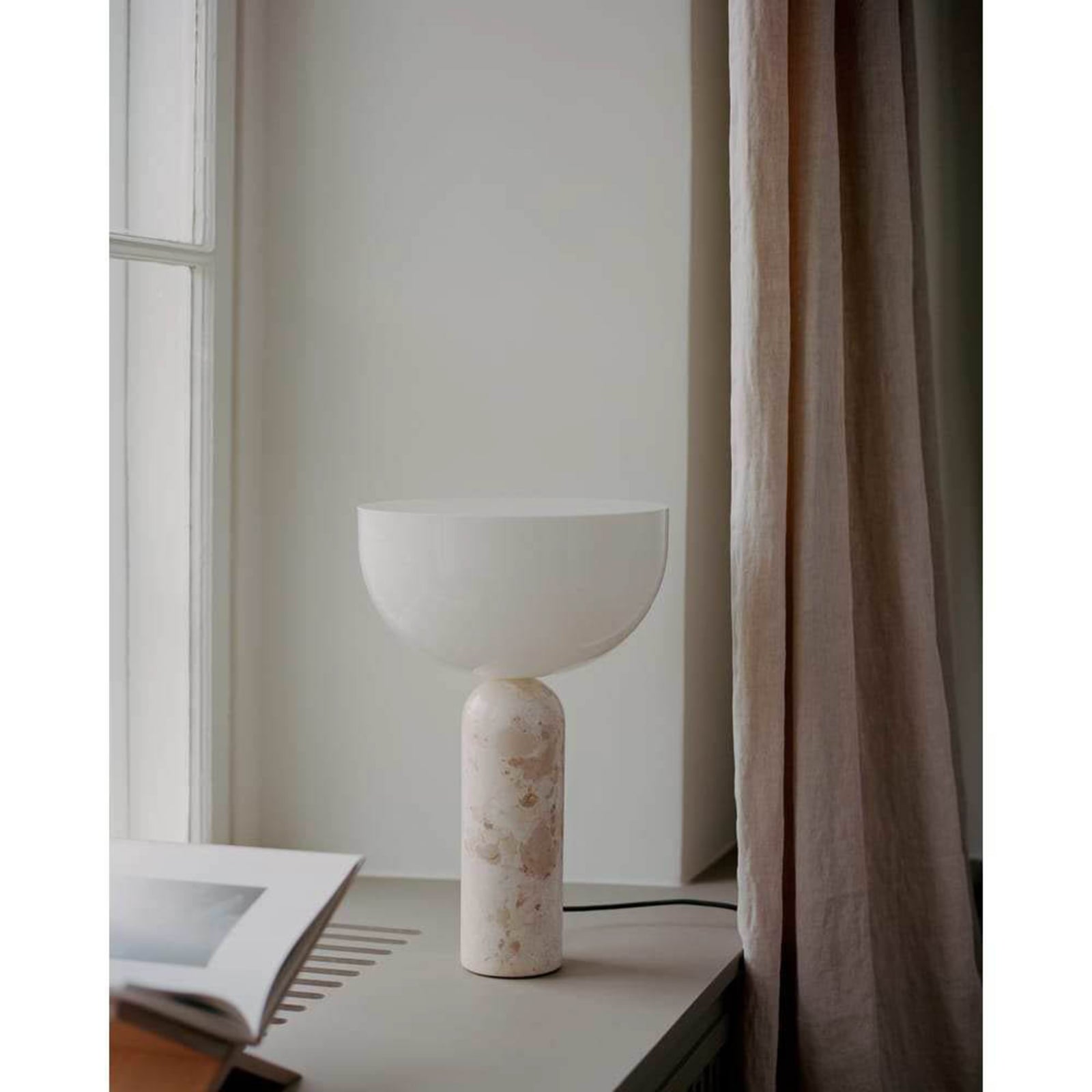 NEW WORKS bordslampa Kizu Large, beige, marmor, E27