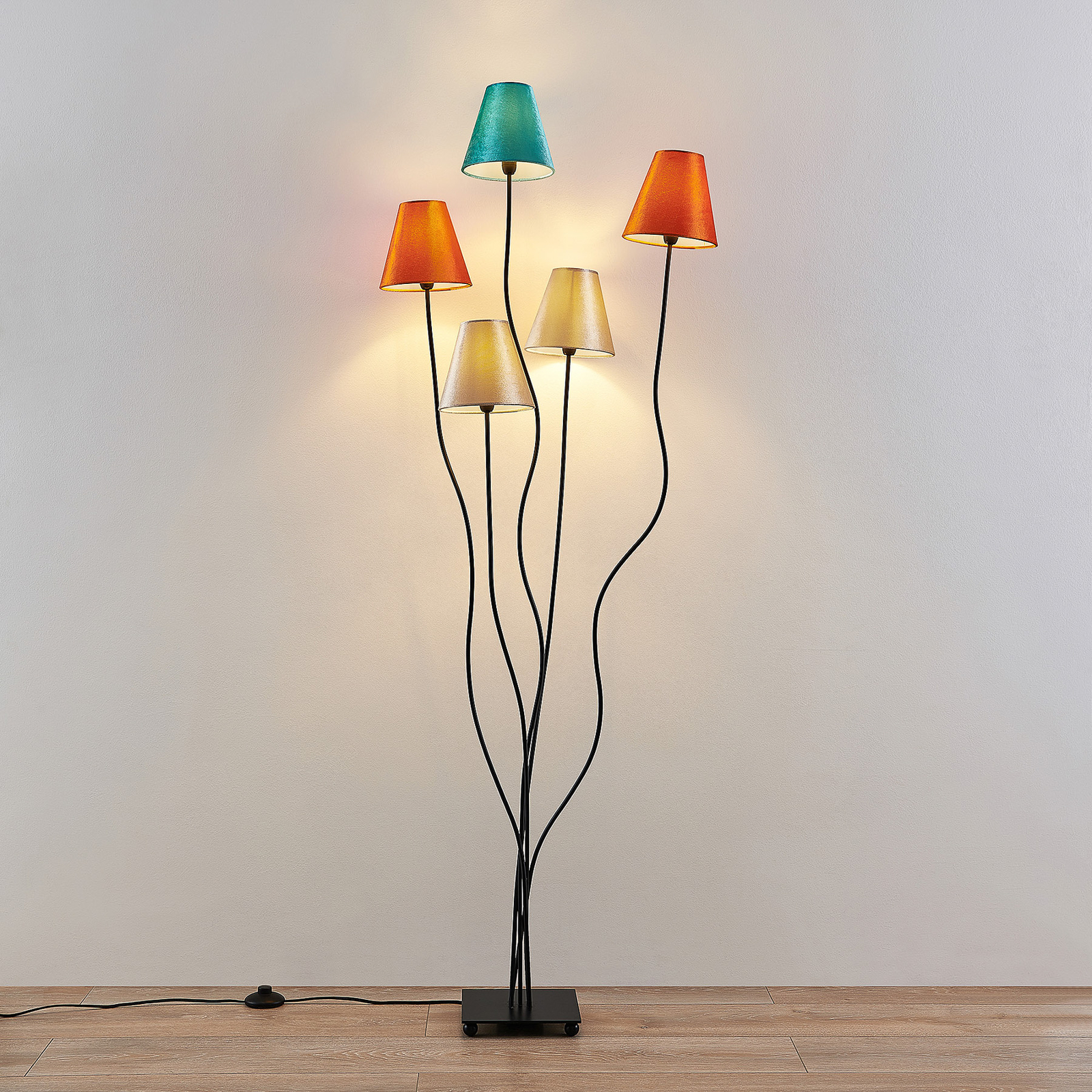 Lindby Komalie vloerlamp, 5lamps, bont Lampen24.be