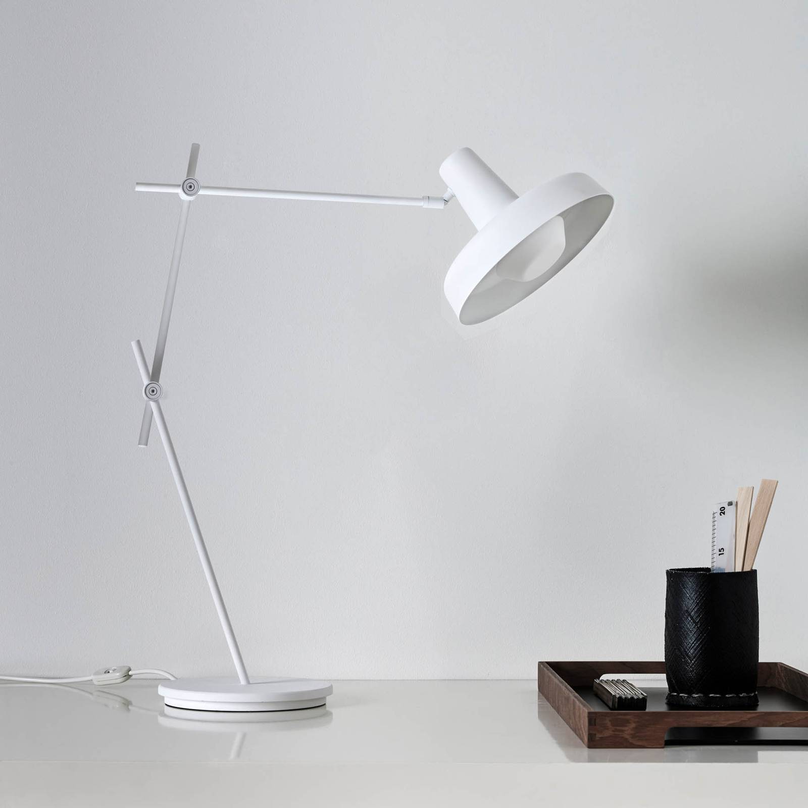 E-shop GRUPA Arigato stolová lampa, 3-dielne rameno biela