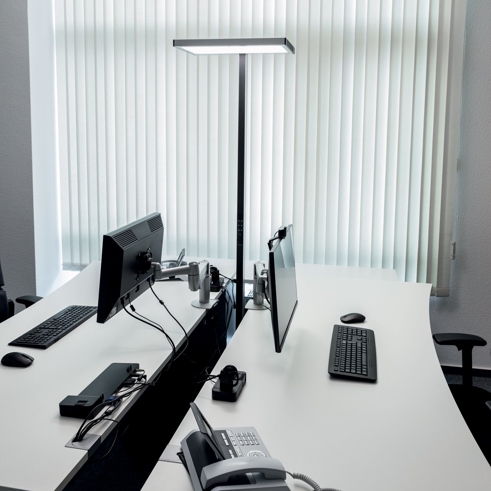 Luctra Vitawork LED kantoor vloerlamp met PIR