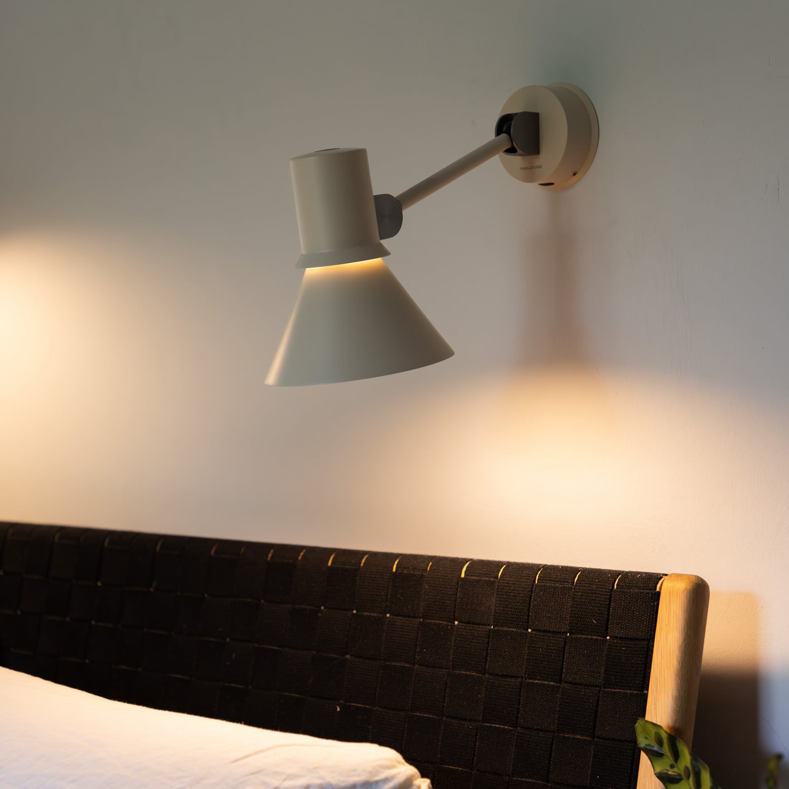 Kinkiet Anglepoise typu 80 W2, beżowy, Ø 15 cm, metal Kinkiet Anglepoise typu 80 W2, beżowy, Ø 15 cm, metal