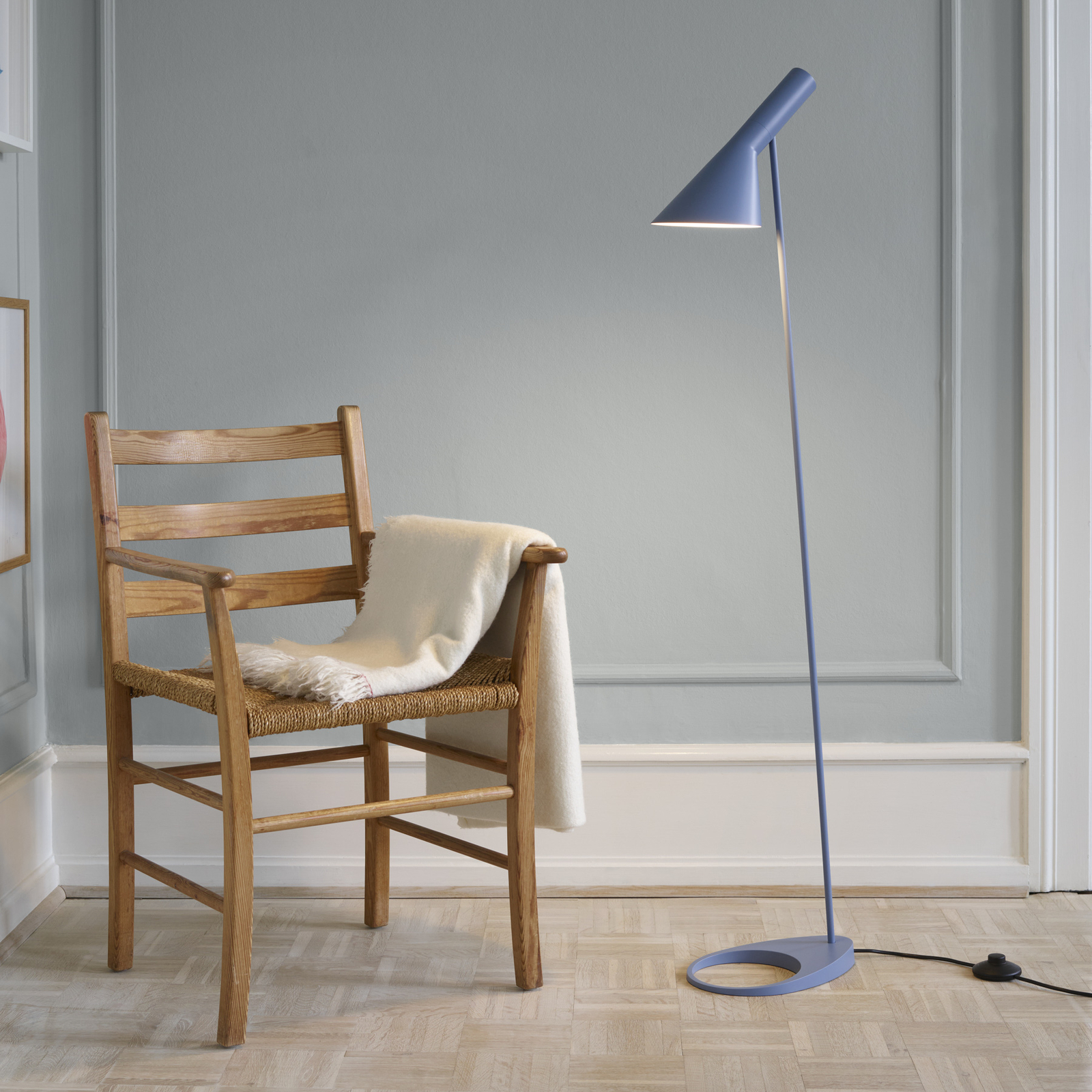 Louis Poulsen AJ design podna lampa plavo-siva
