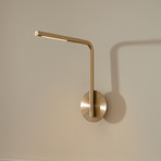 UMAGE LED-Wandlampe Omni Pivot, messingfarben, dimmbar