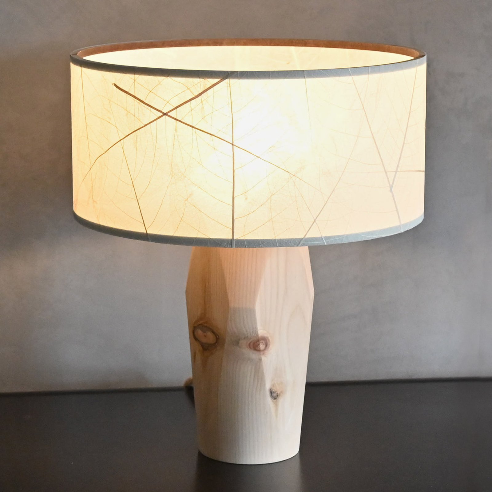 LeuchtNatur Pura lámpara mesa LED piñonero/hojas