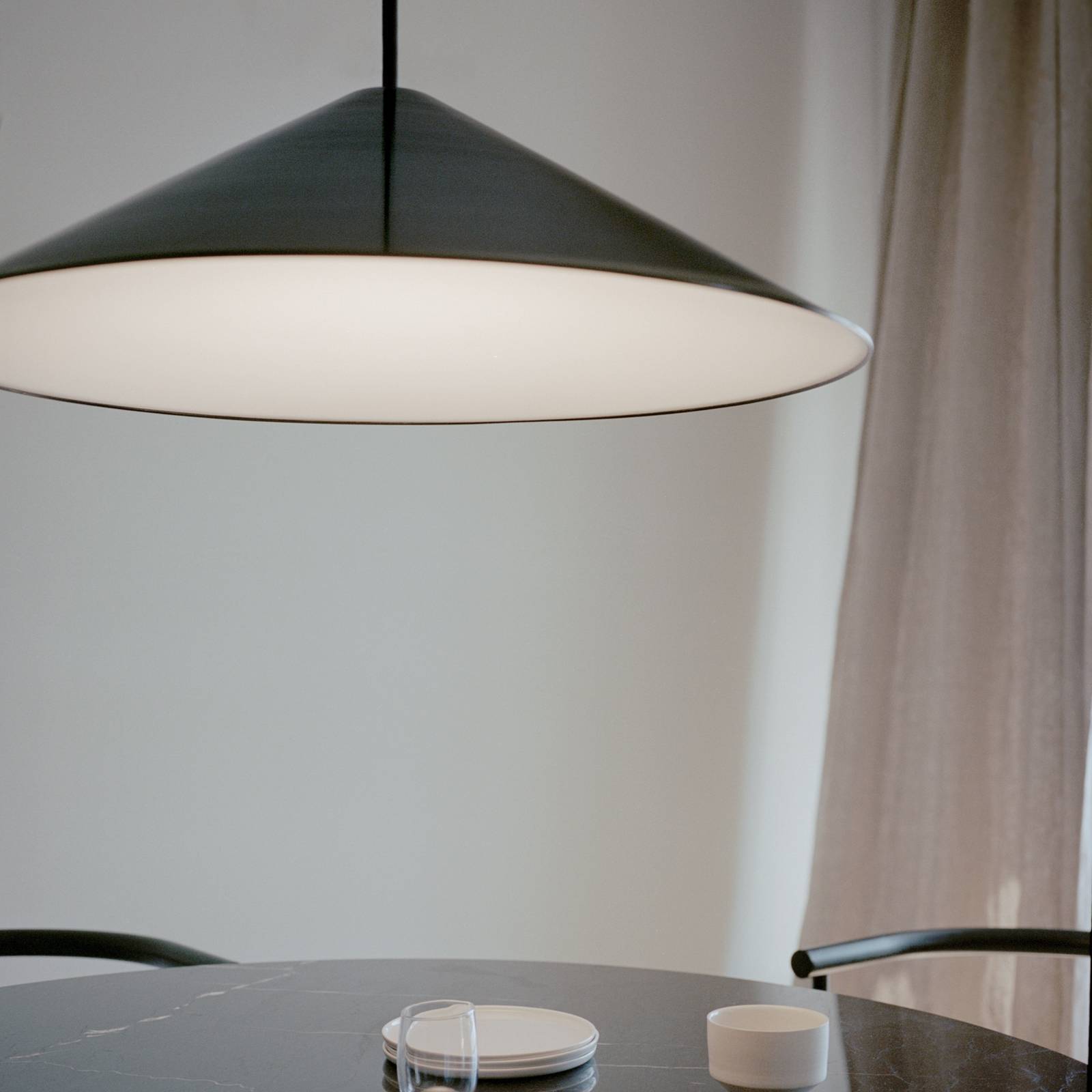 Lampa wisząca New Works LED Brolly, Ø 70 cm, czarna, aluminium