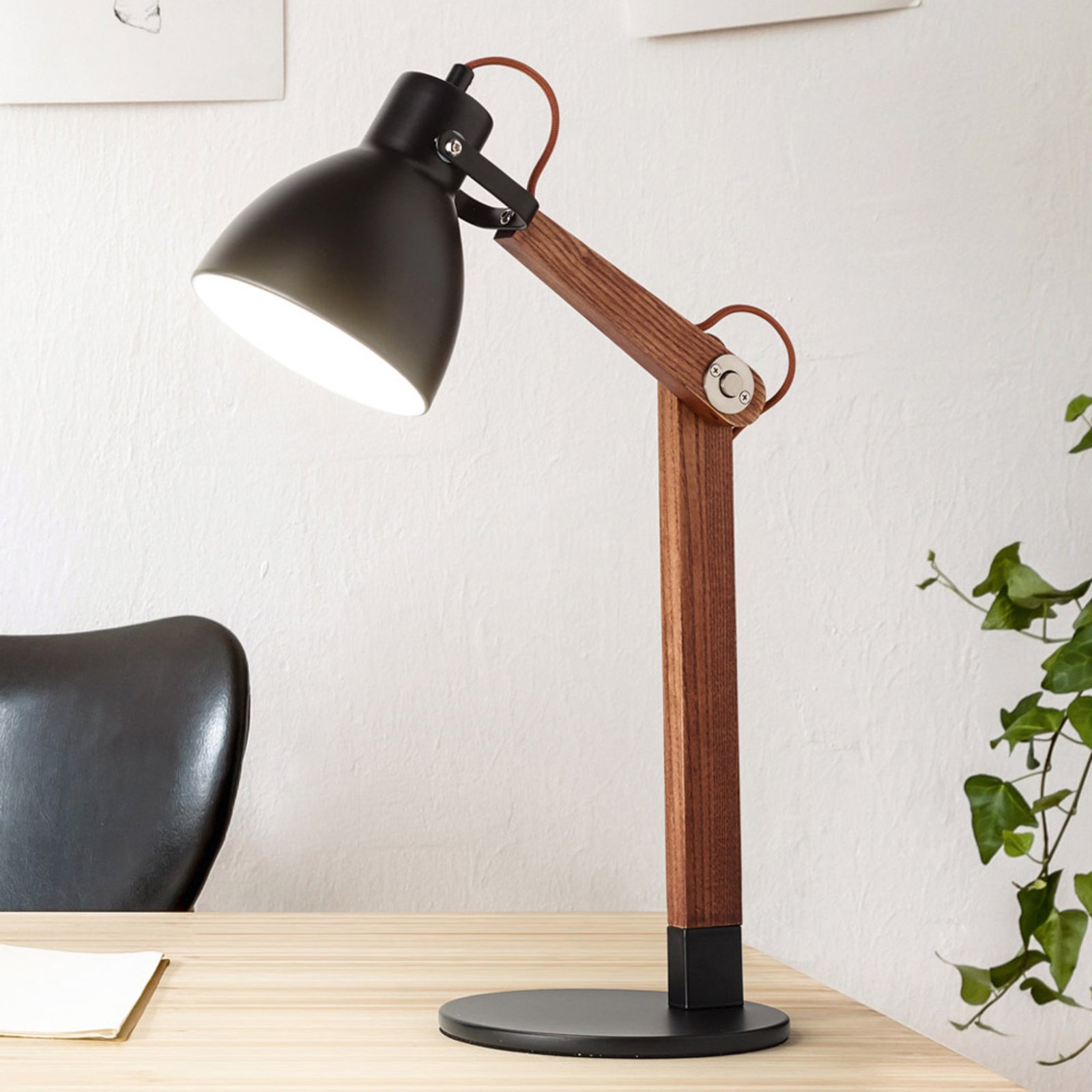 Sveva table lamp made of wood