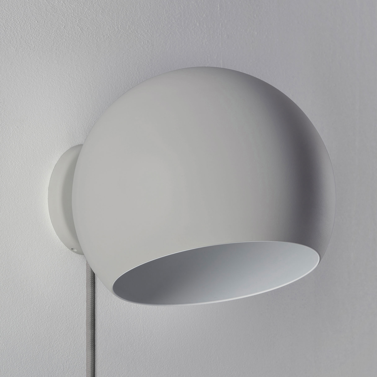Nyta Tilt Globe Wall Short avec prise, gris