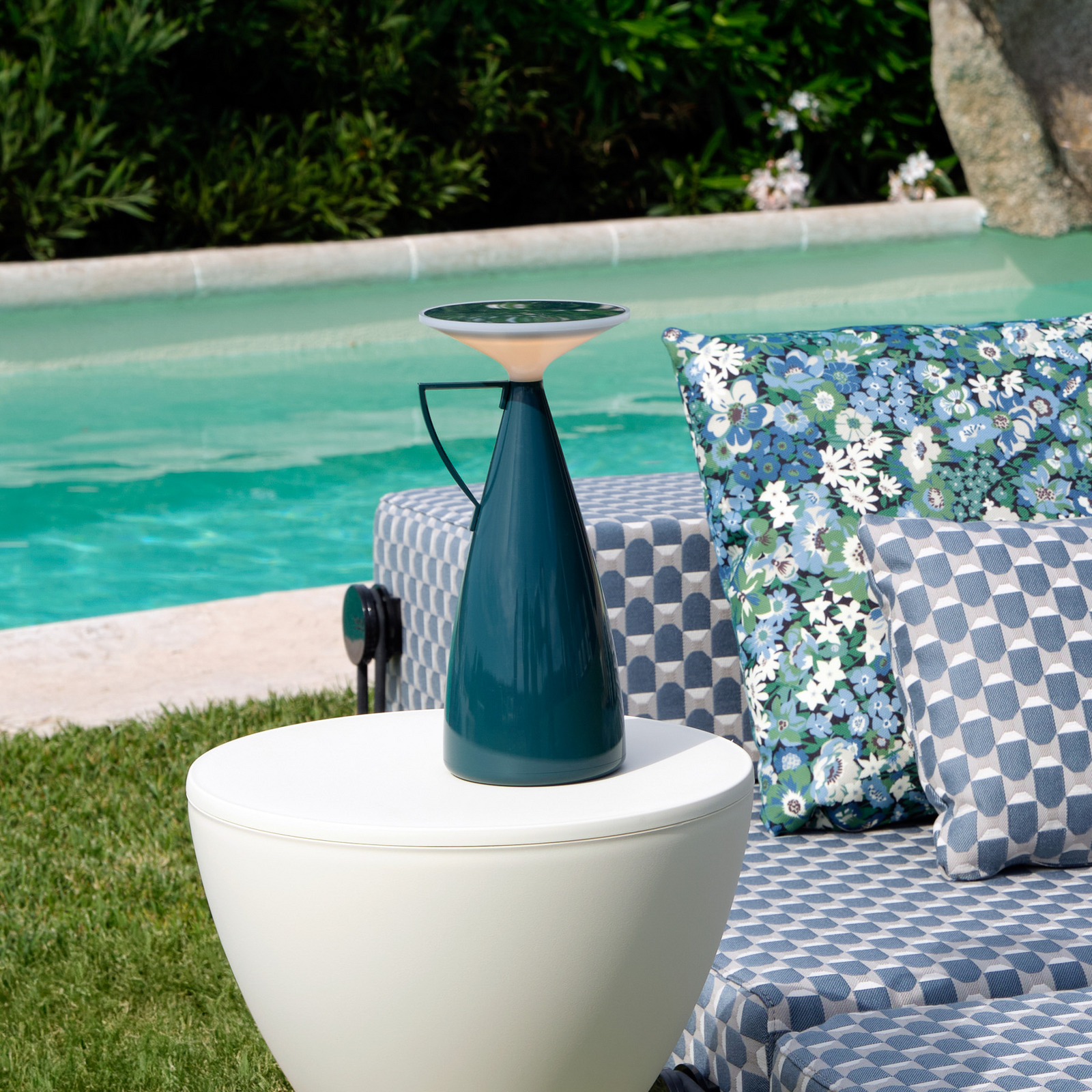 lampe à poser rechargeable LED Camomille, pétrole, hauteur 24 cm - Kartell