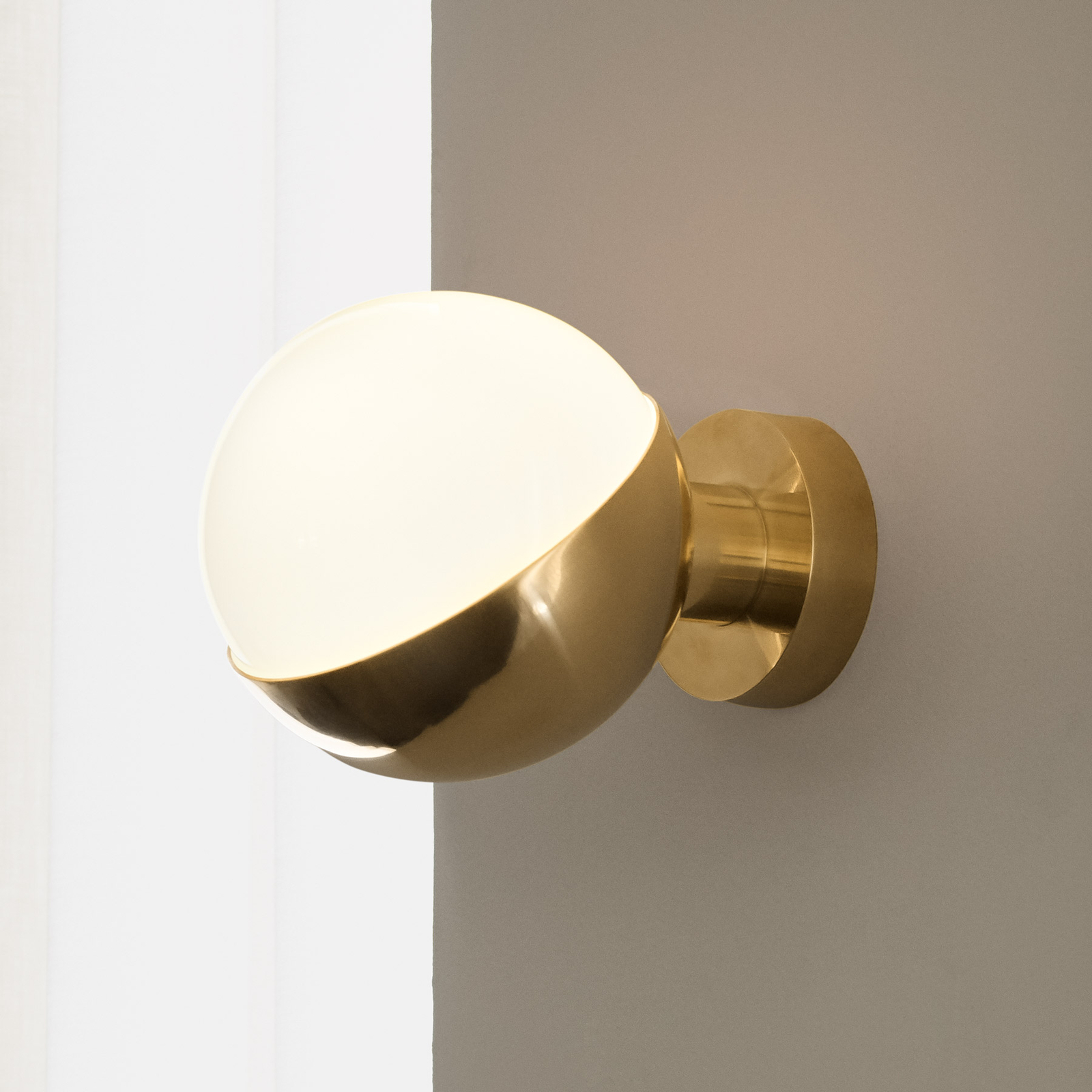 VL Studio Applique Murale Ø150 Hardwired Brass - Louis Poulsen