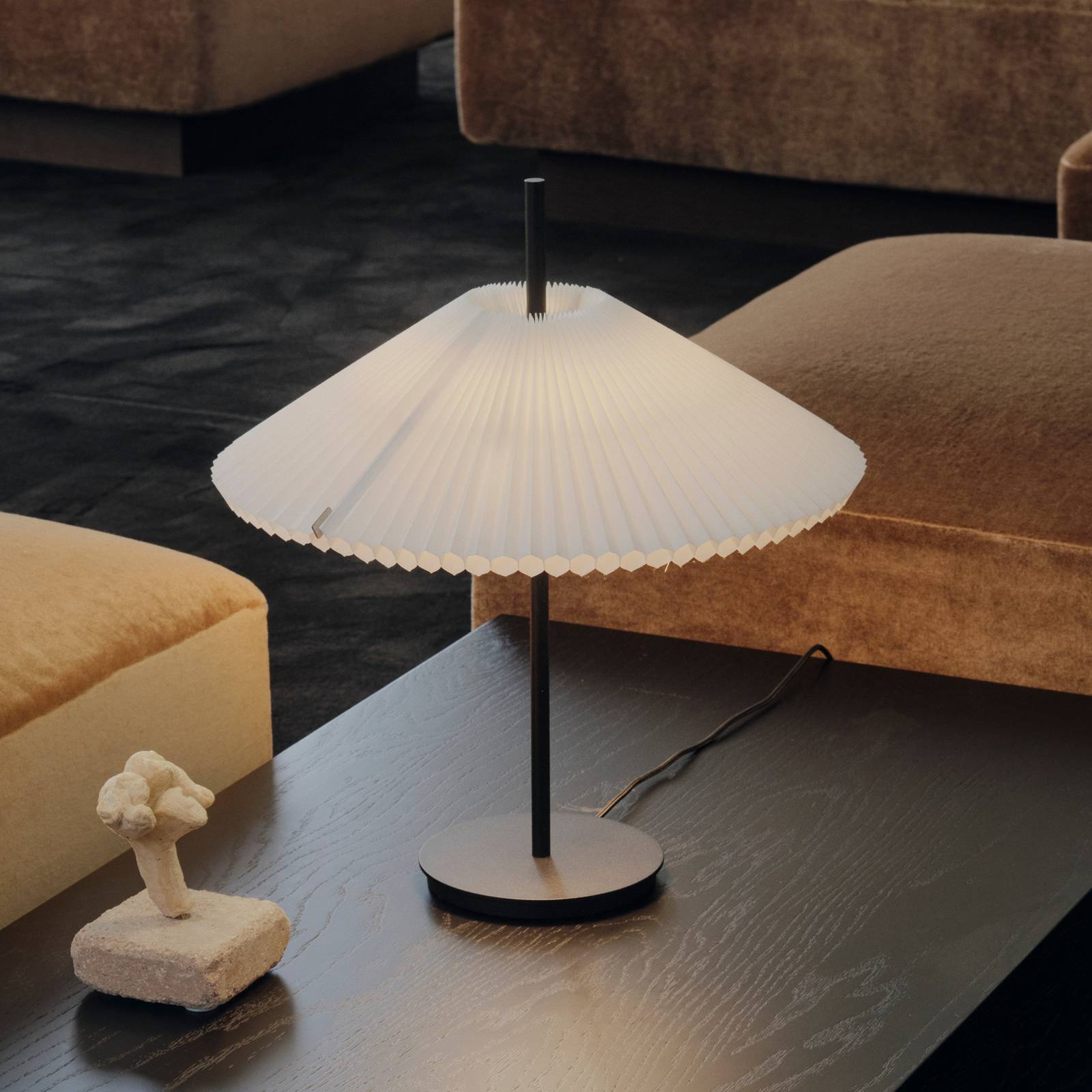 Lampa stołowa LED New Works „Nebra”, czarno-biała, 45 cm, z tkaniny