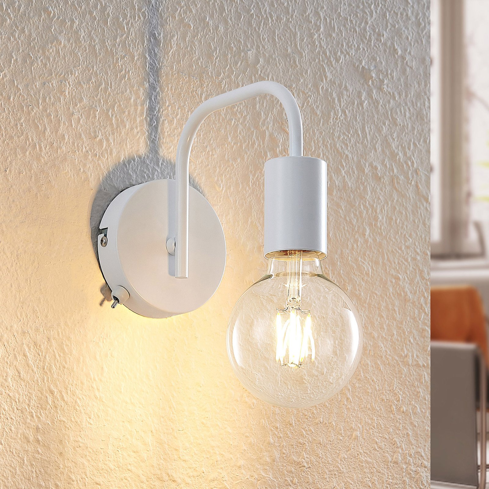 Lindby Erivana wall light with switch, white