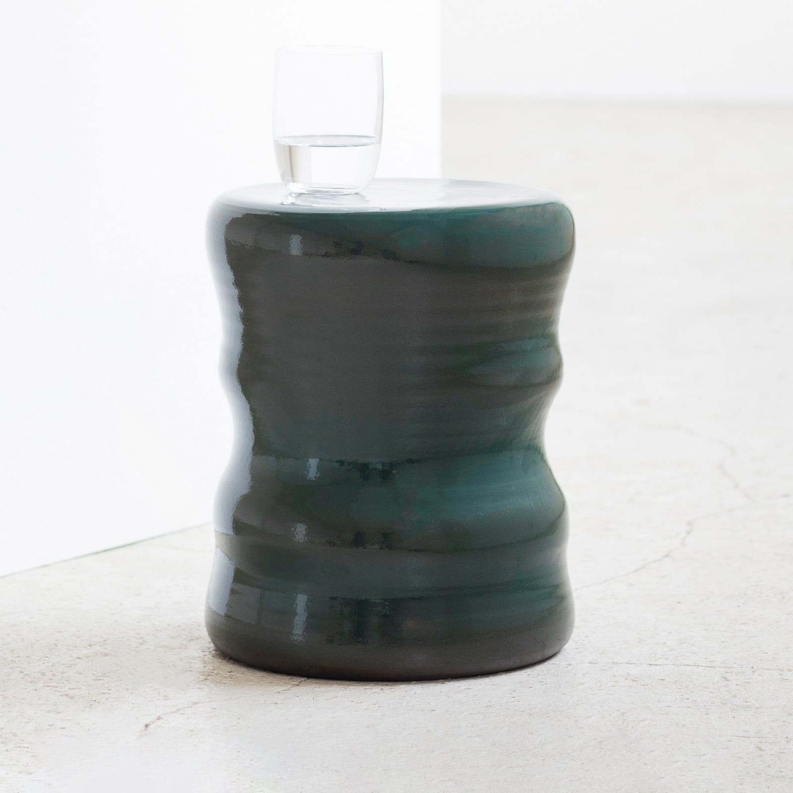 ORGANIC STOOL GREEN PAWN Sidebord/skammel, mørkegrøn, højde 34 cm – Serax