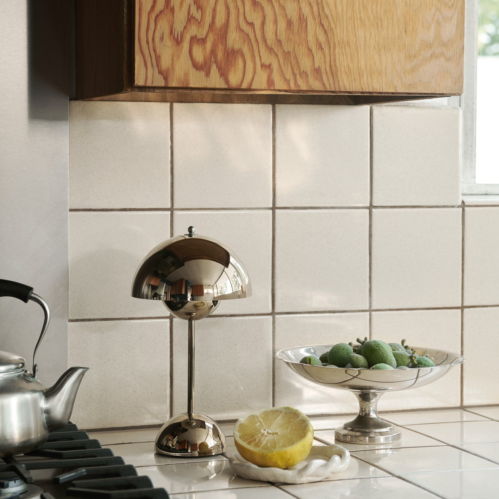 LED-akkukäyttöinen pöytälamppu Flowerpot VP9, messinki - &Tradition