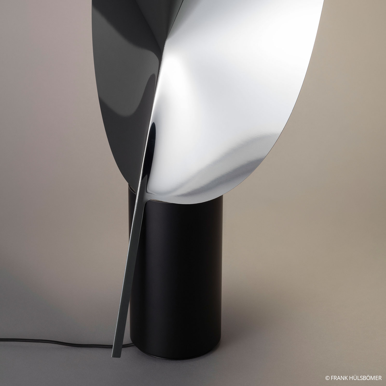 FLOS Serena - ściemniana lampa stołowa LED, chrom