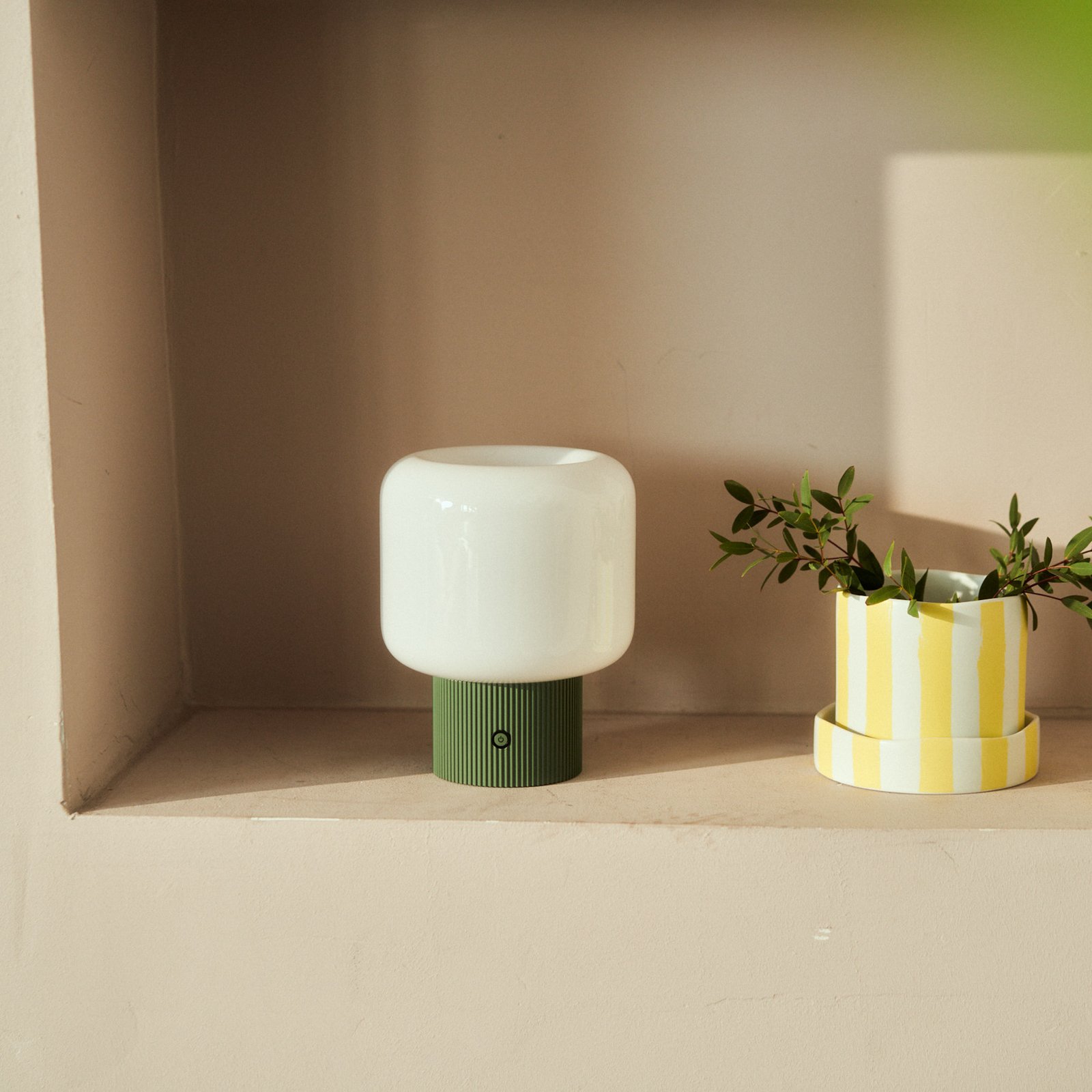 Katrin Palme LED-batteridrevet bordlampe, grønn, glass - Lucande Katrin Palme LED-batteridrevet bordlampe, grønn, glass - Lucande